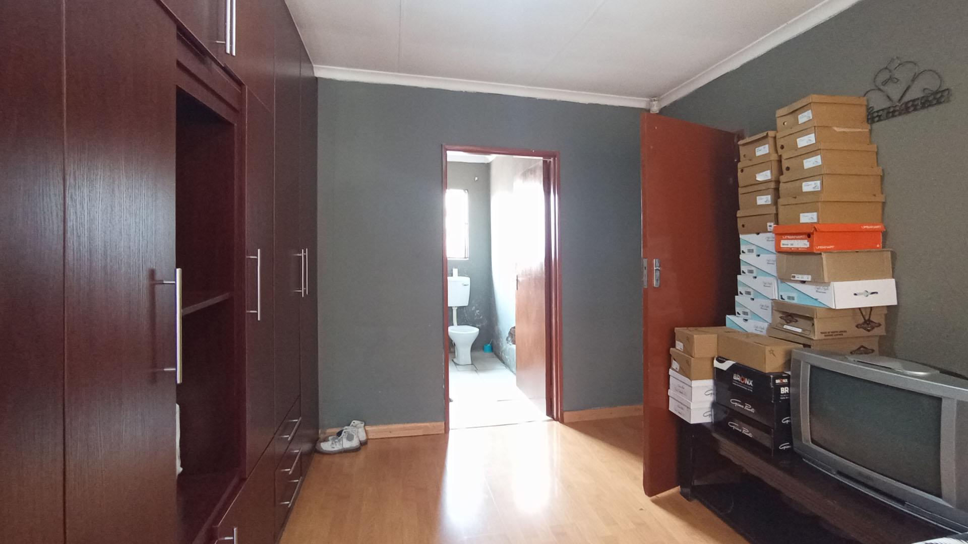 Main Bedroom of property in Clayville