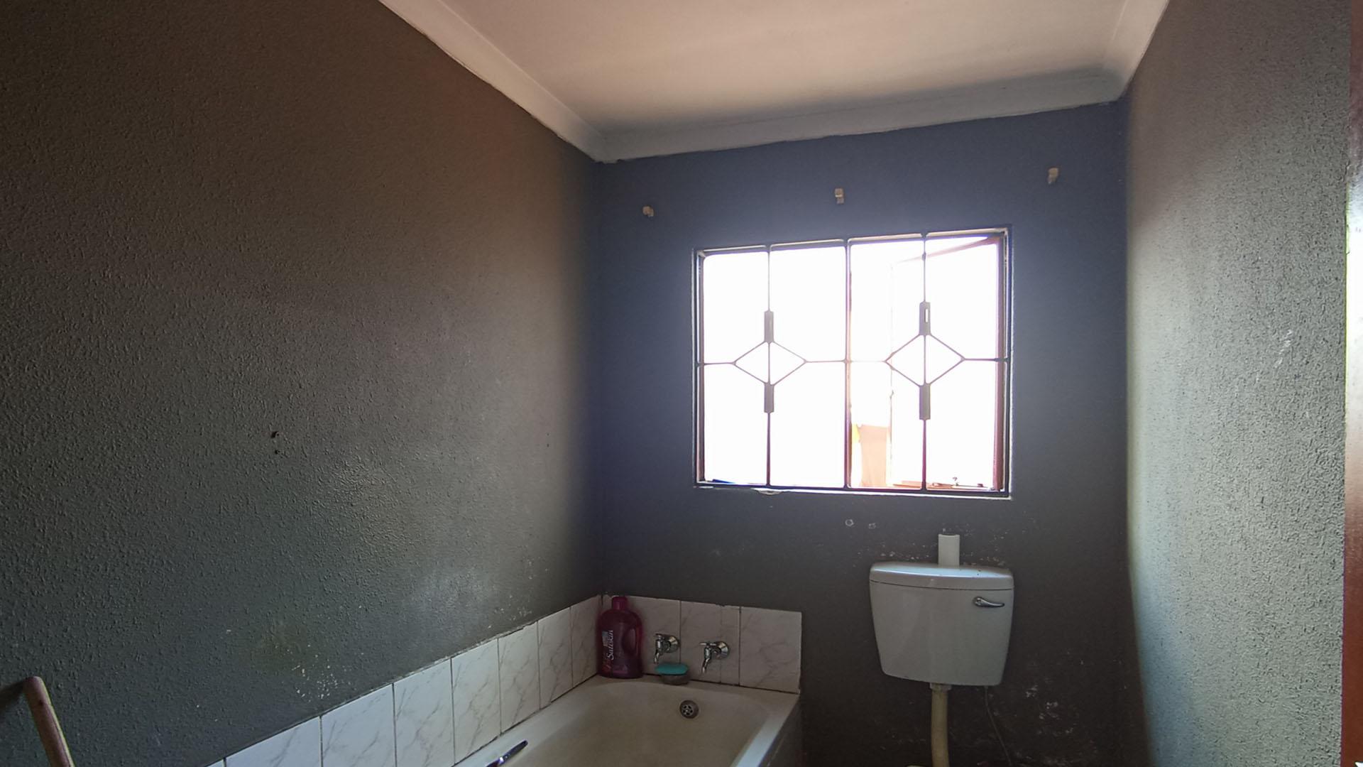 Main Bathroom of property in Clayville