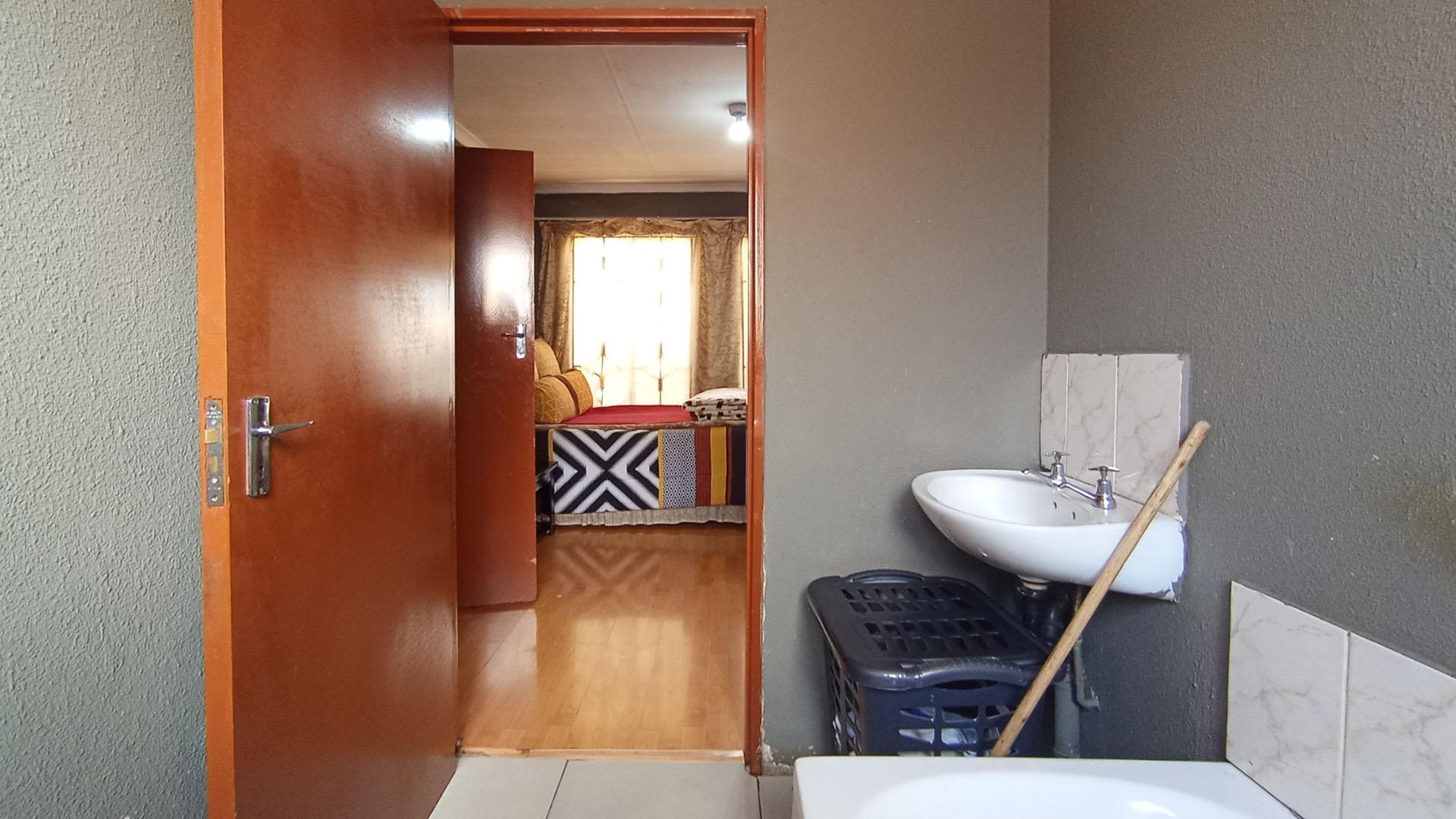 Main Bathroom of property in Clayville