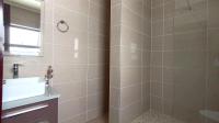 Main Bathroom - 8 square meters of property in Kengies