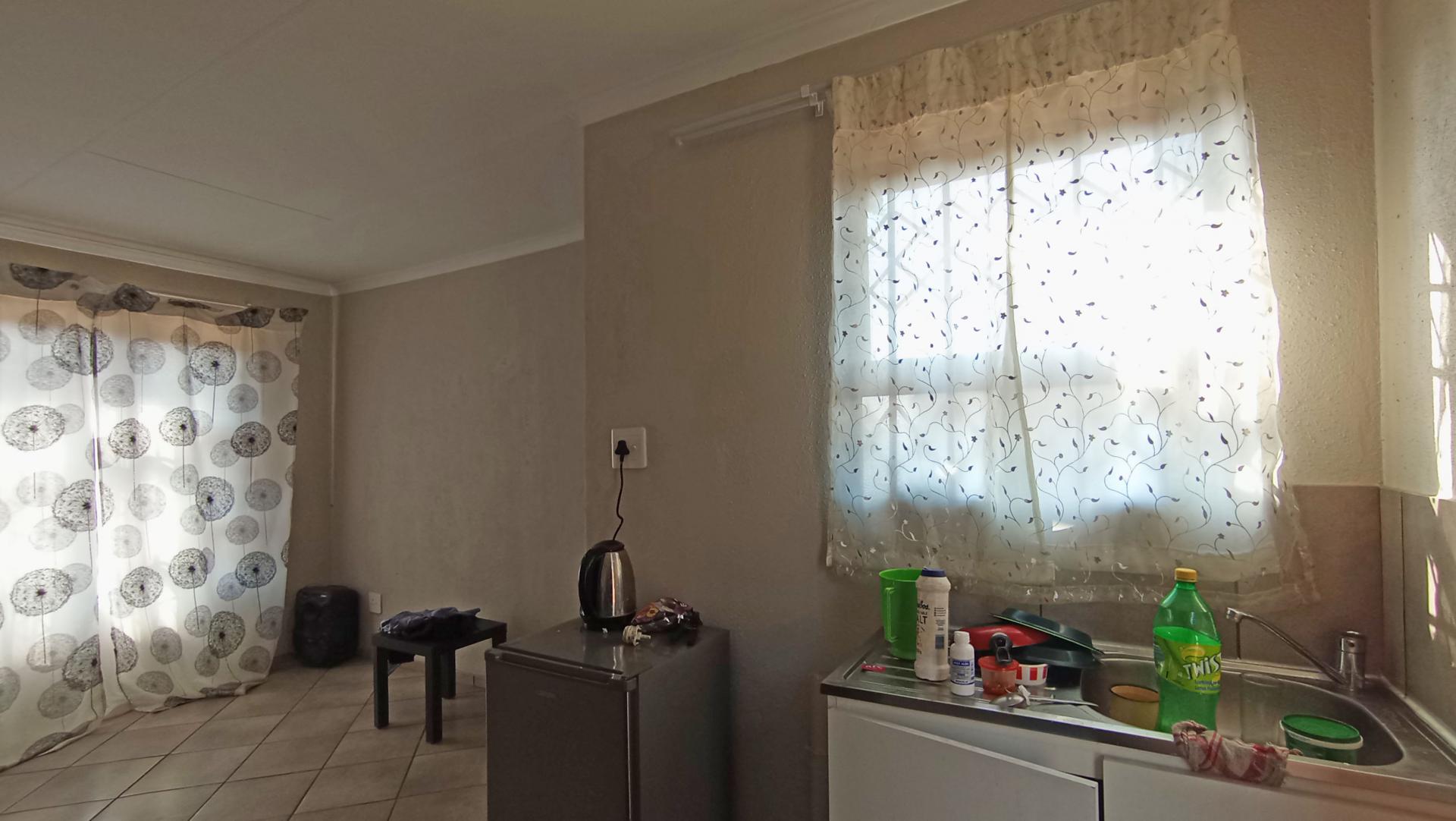 Kitchen - 5 square meters of property in Klarinet