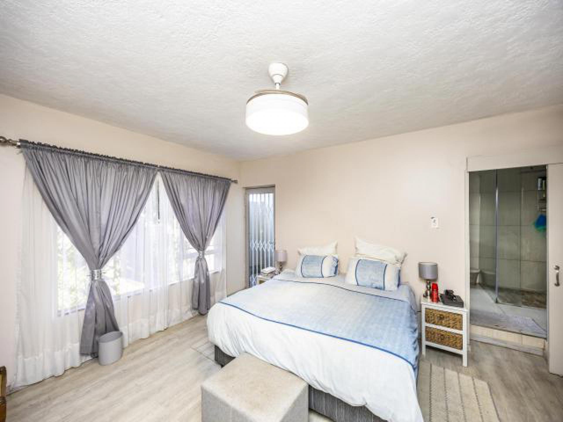 Main Bedroom of property in Gonubie