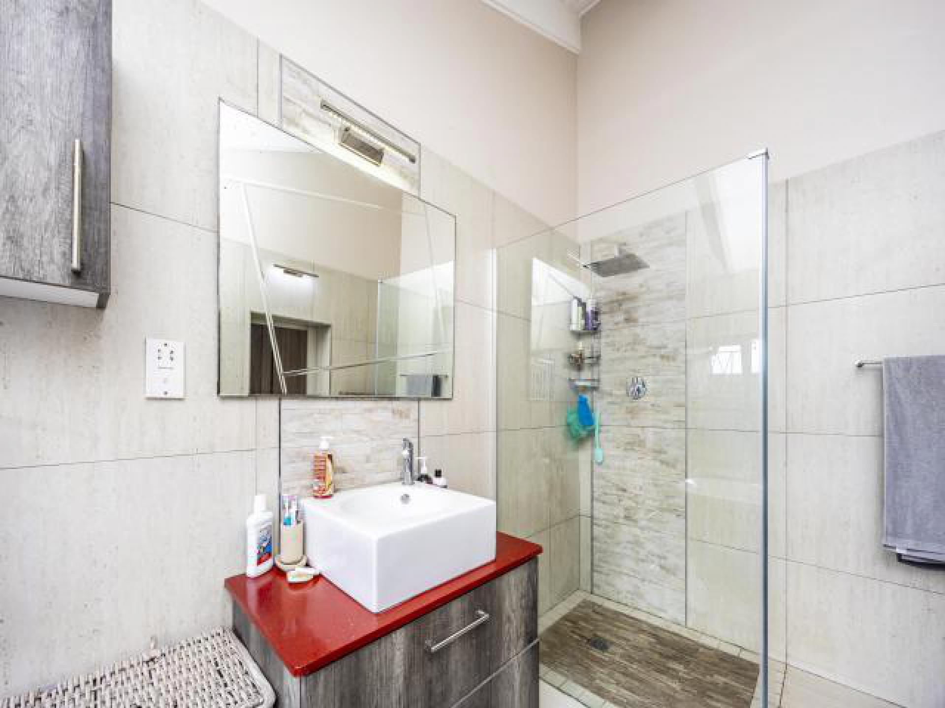 Main Bathroom of property in Gonubie