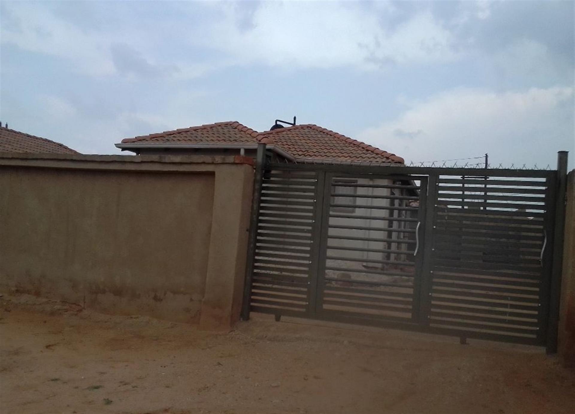Front View of property in Gem Valley
