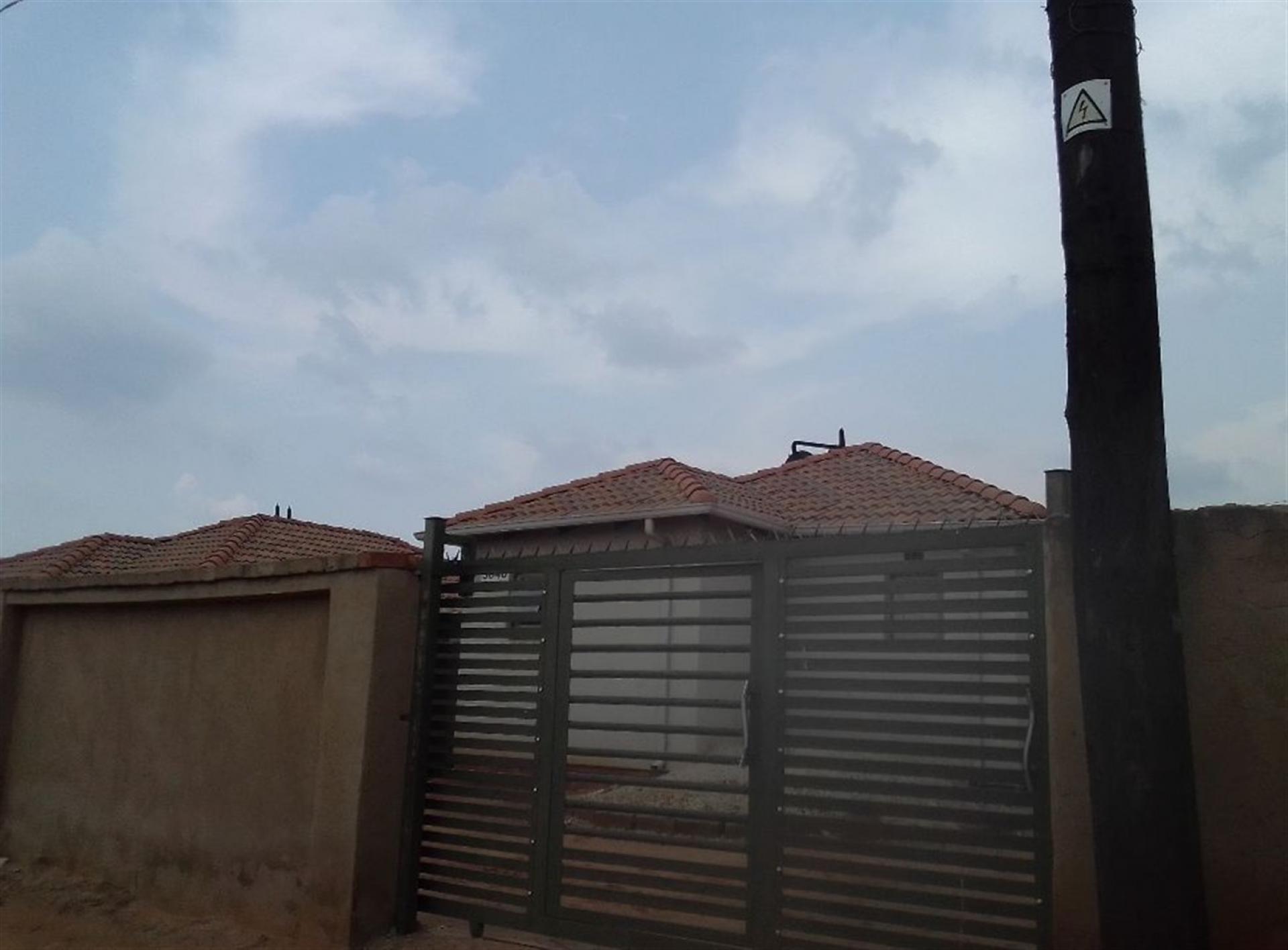 Front View of property in Gem Valley