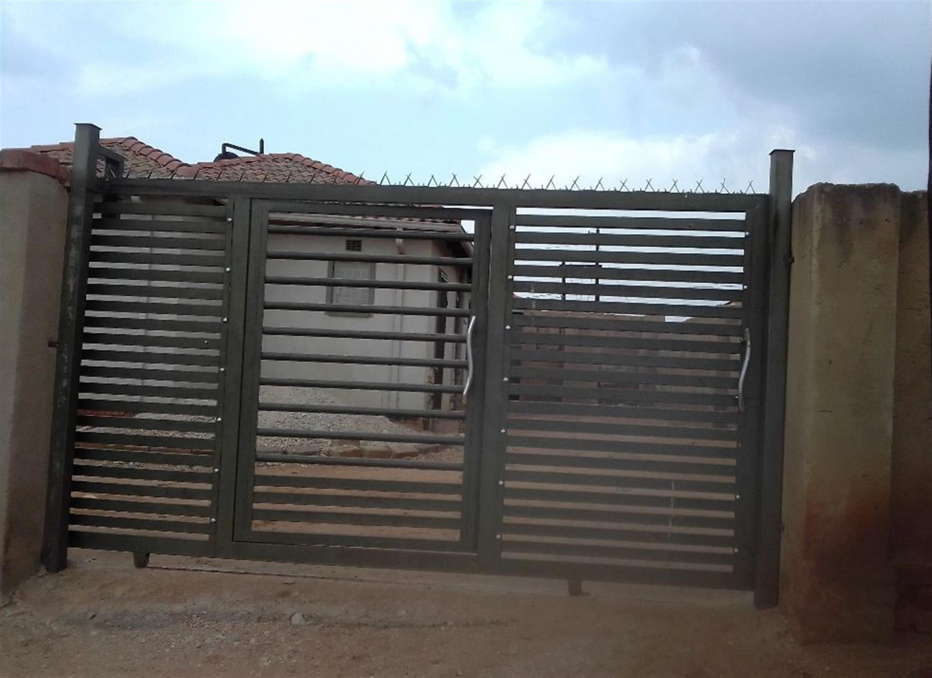 Front View of property in Gem Valley