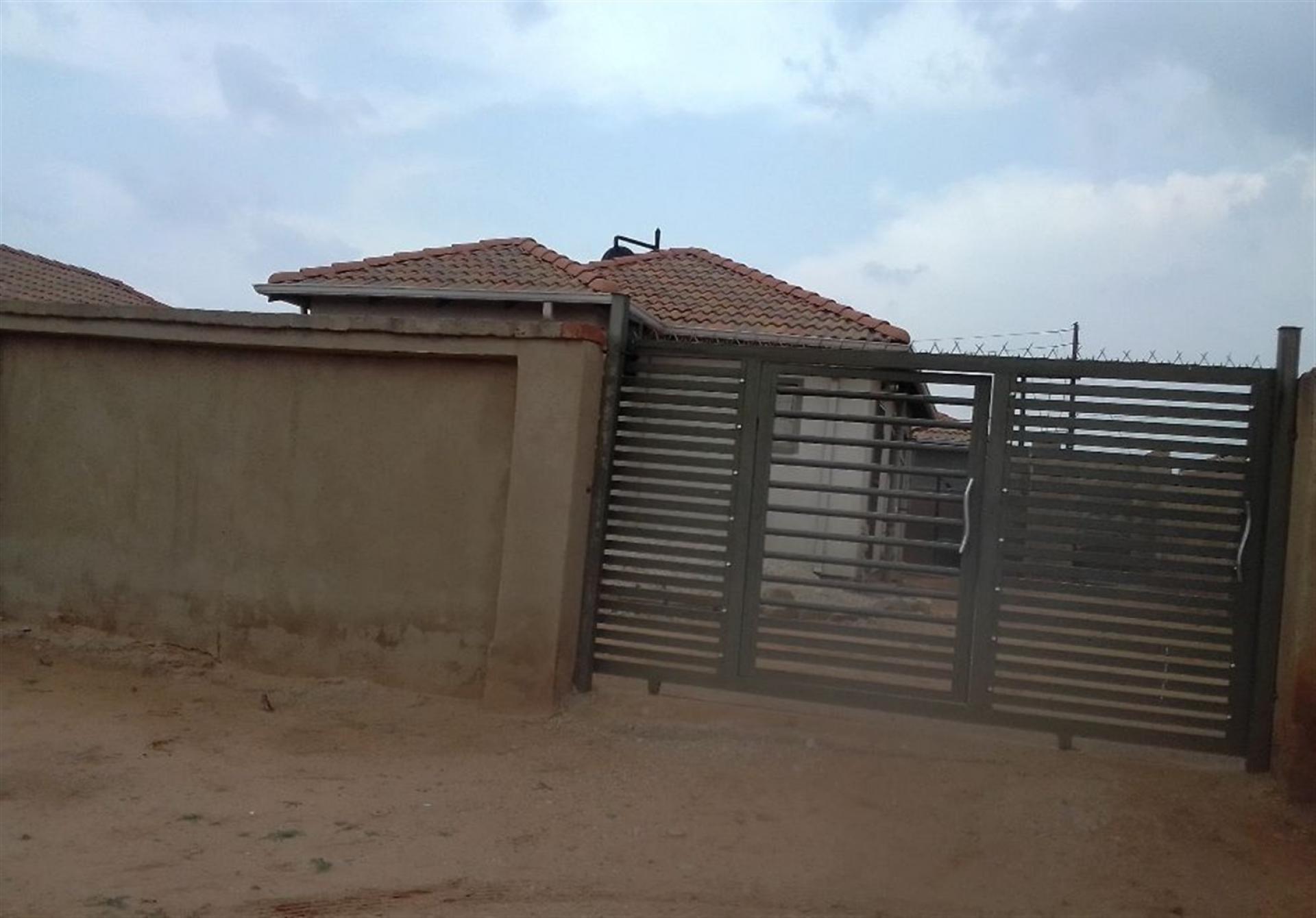 Front View of property in Gem Valley