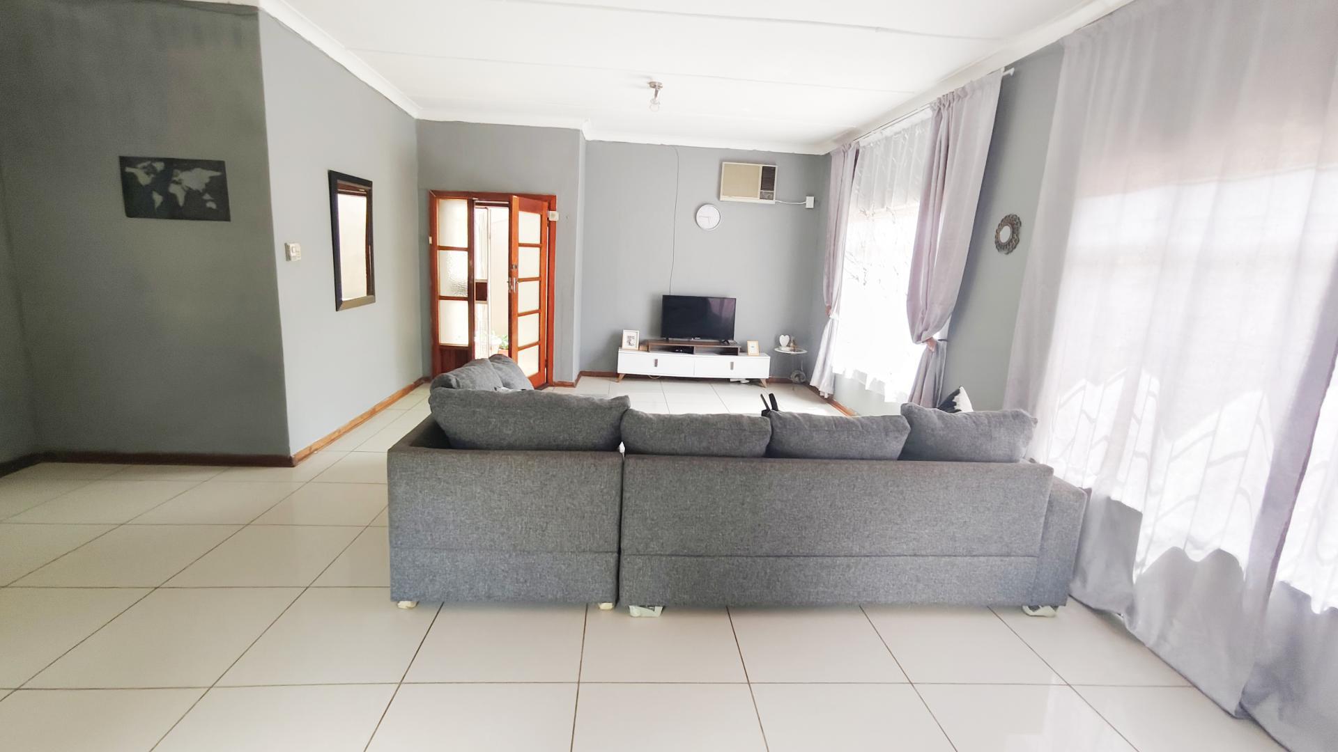 Lounges of property in Petrusburg