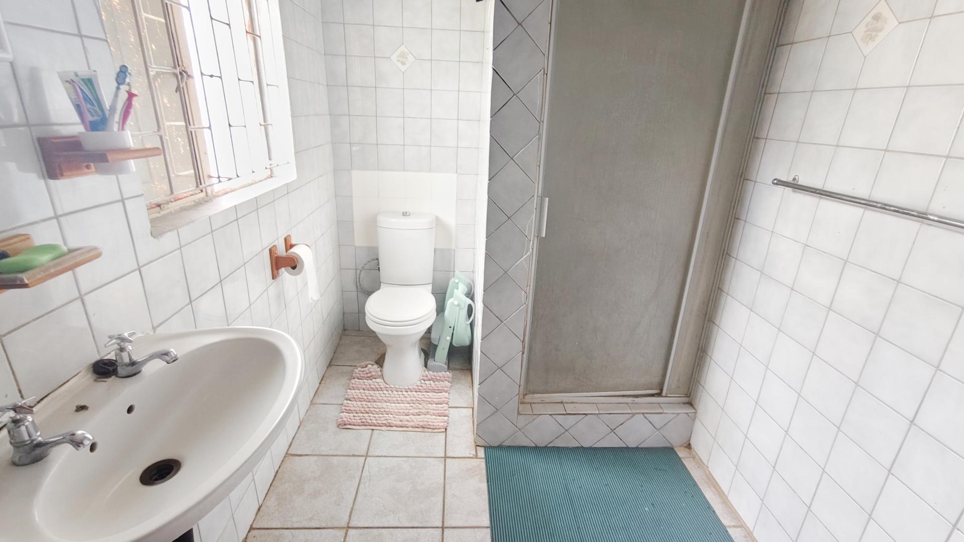 Bathroom 1 of property in Petrusburg