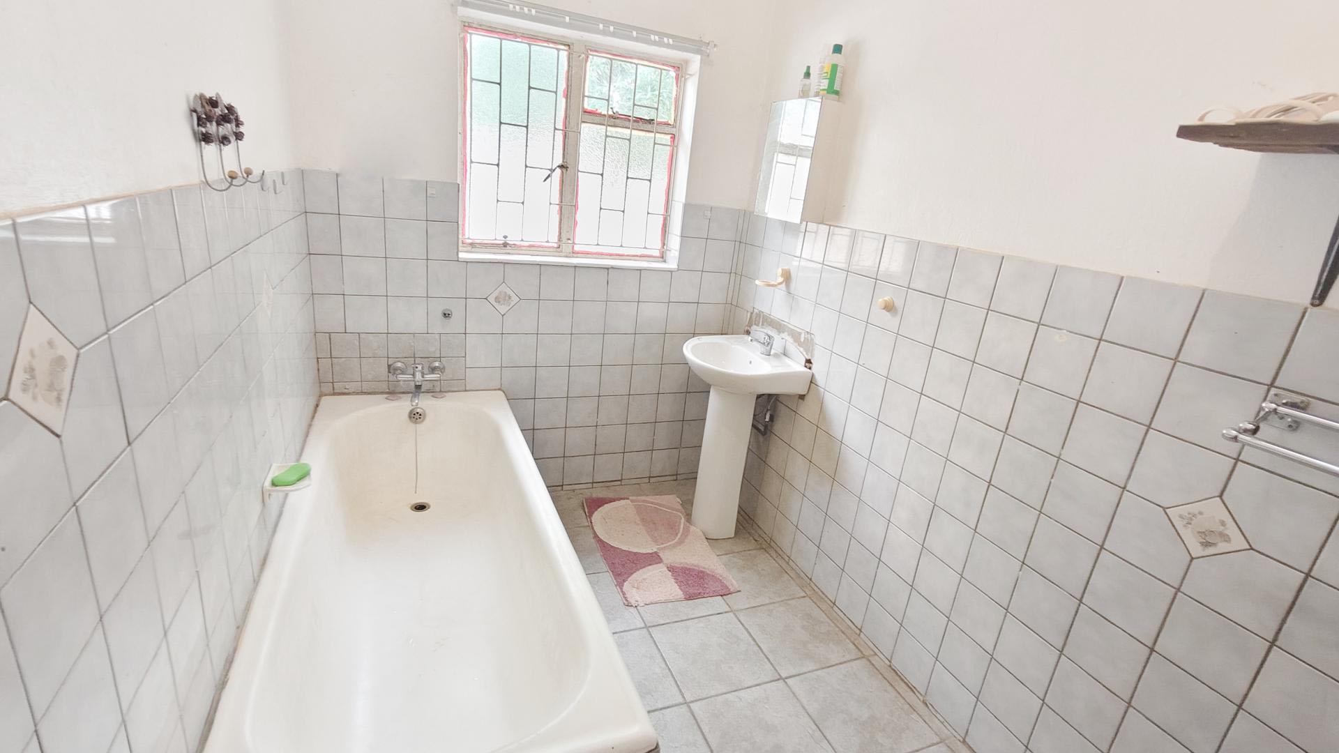 Bathroom 2 of property in Petrusburg