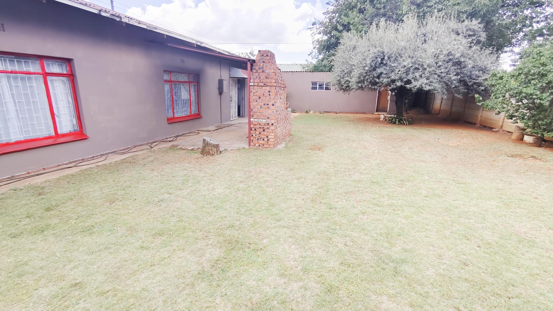 Backyard of property in Petrusburg