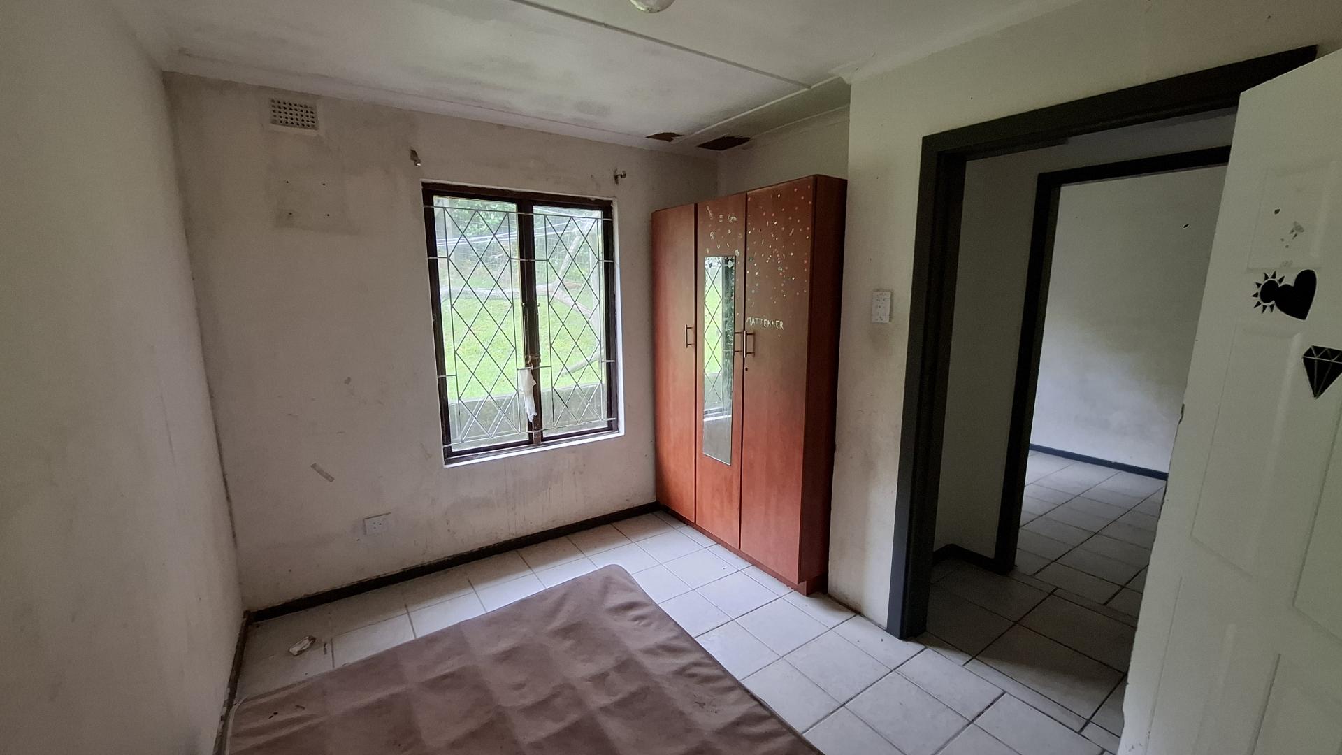 Bed Room 2 of property in Port Edward