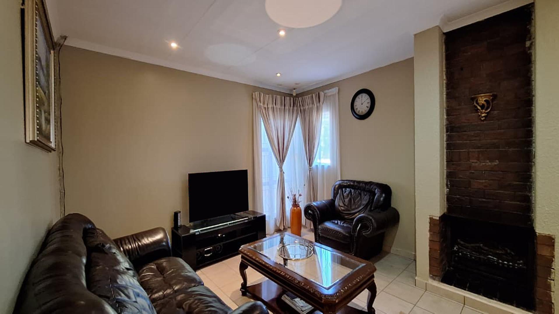Lounges - 22 square meters of property in Witpoortjie