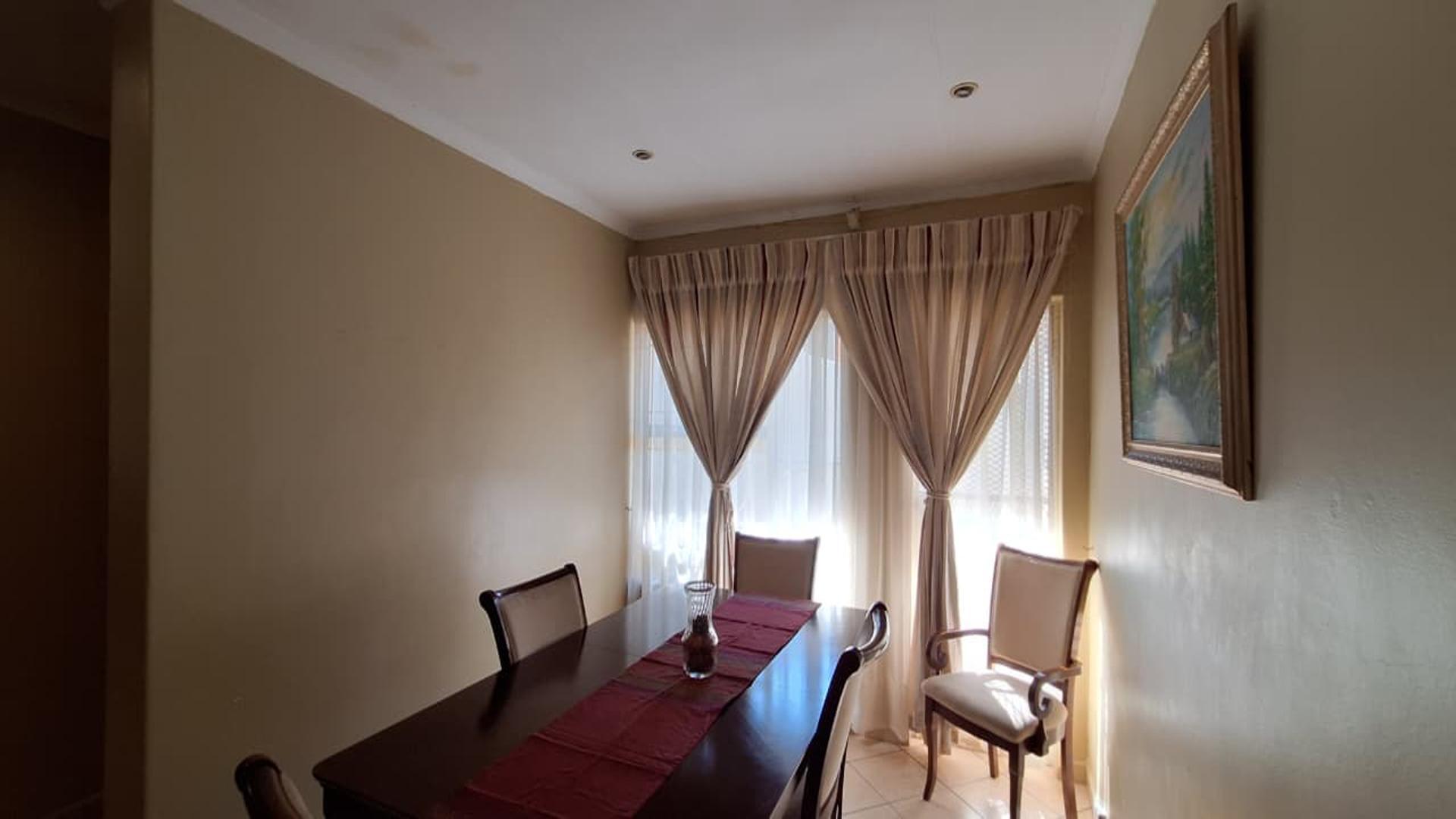 Dining Room - 14 square meters of property in Witpoortjie