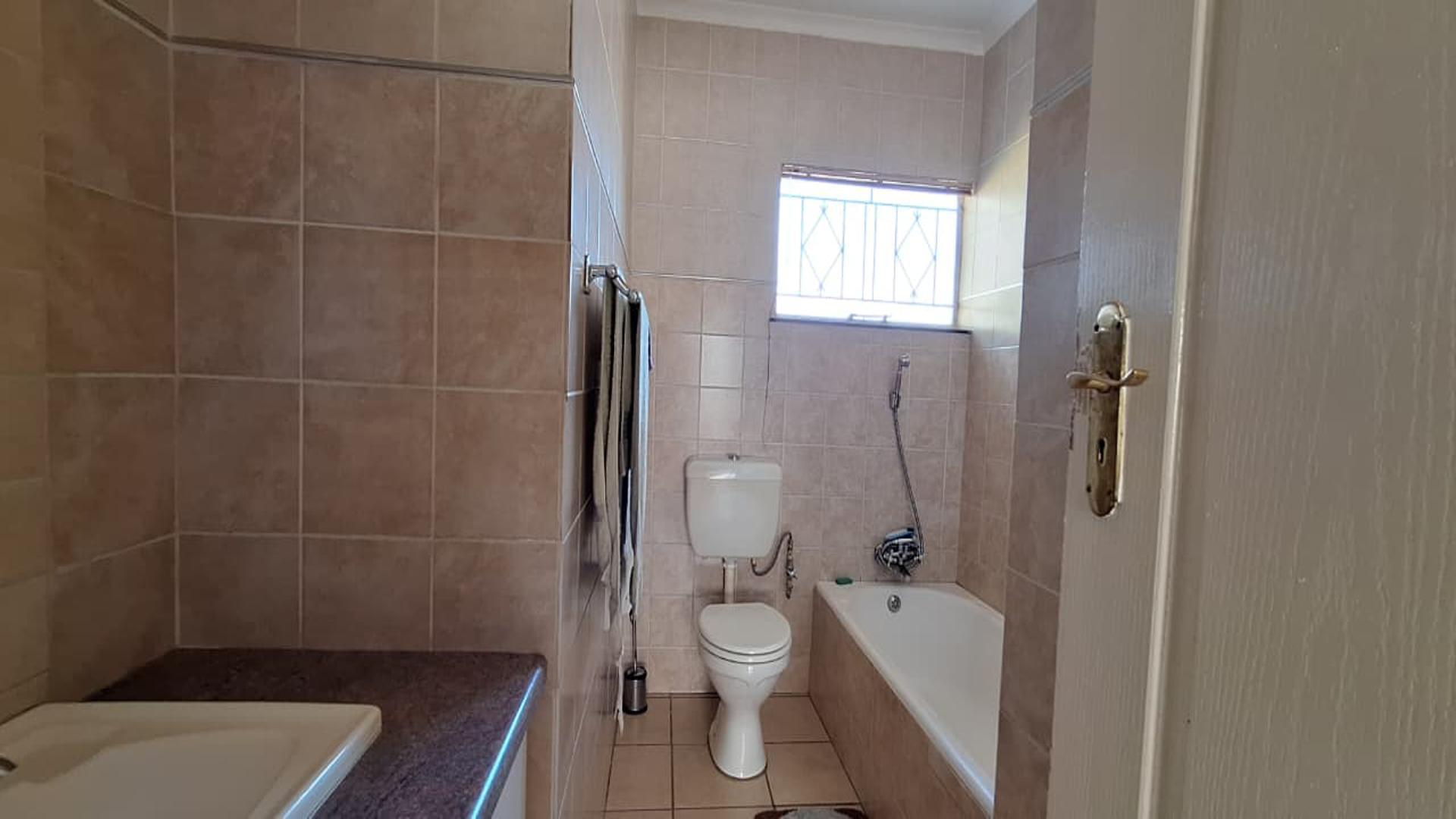 Bathroom 1 - 6 square meters of property in Witpoortjie