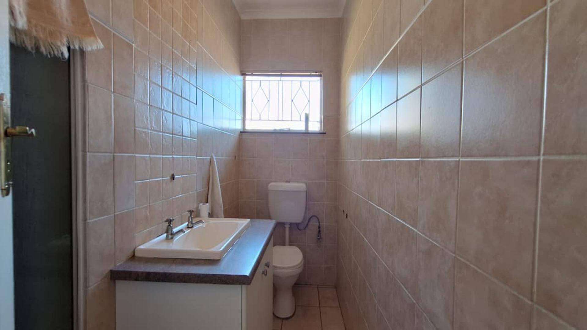 Bathroom 2 - 5 square meters of property in Witpoortjie