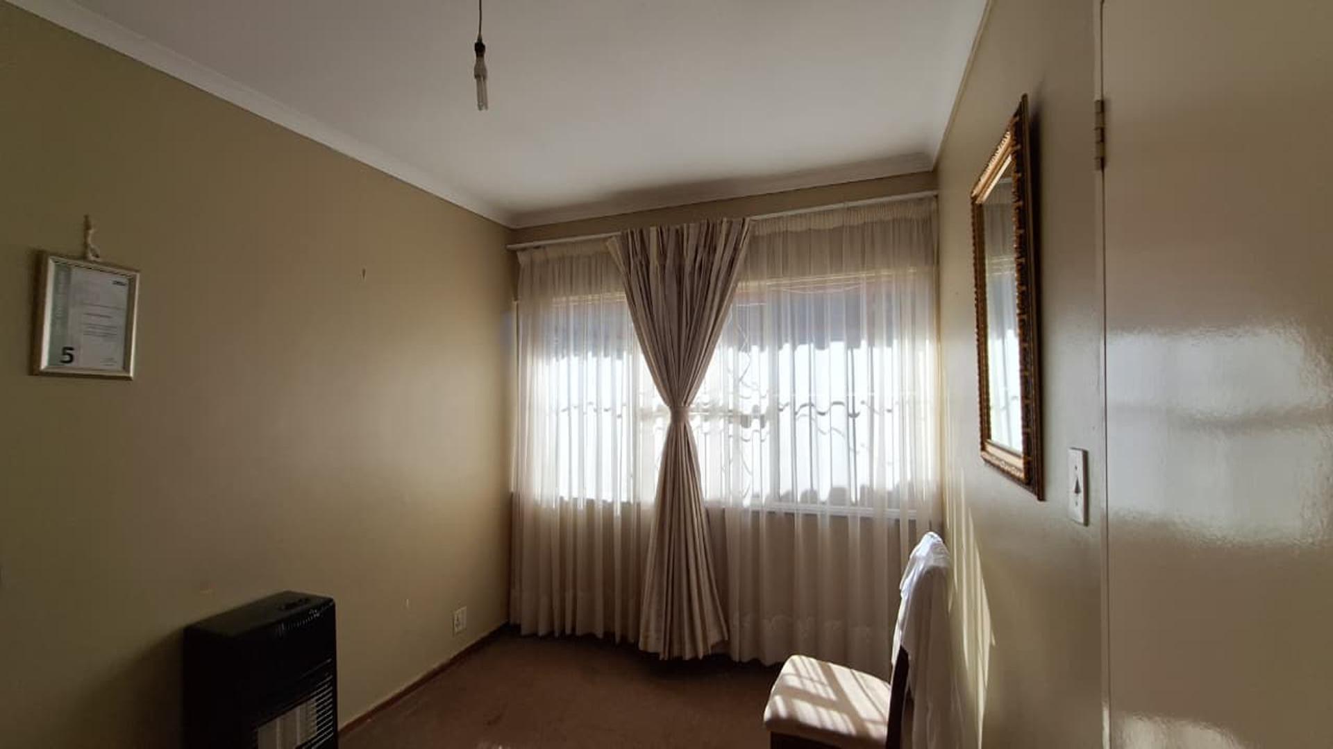 Bed Room 1 - 15 square meters of property in Witpoortjie