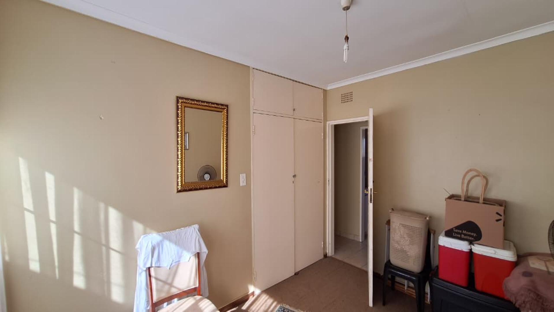 Bed Room 1 - 15 square meters of property in Witpoortjie