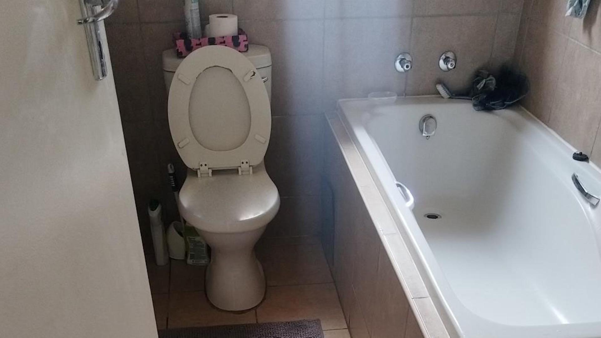 Bathroom 2 of property in Thatchfield Hills Estate