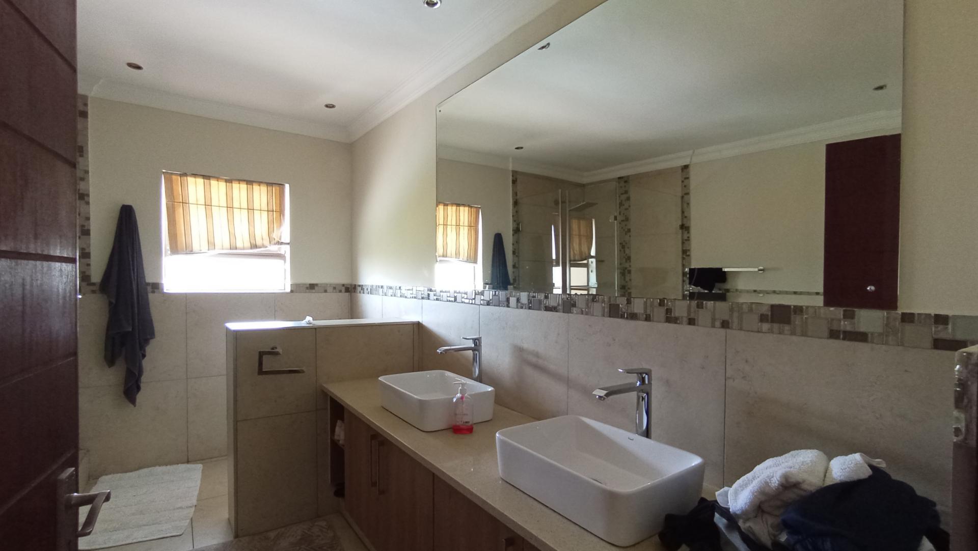 Main Bathroom - 13 square meters of property in Savanna Hills Estate