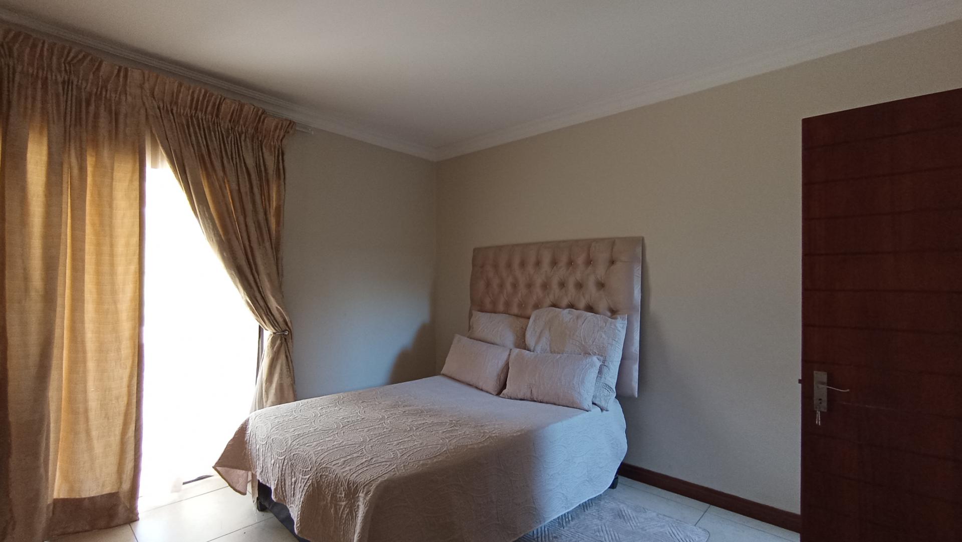 Bed Room 1 - 18 square meters of property in Savanna Hills Estate