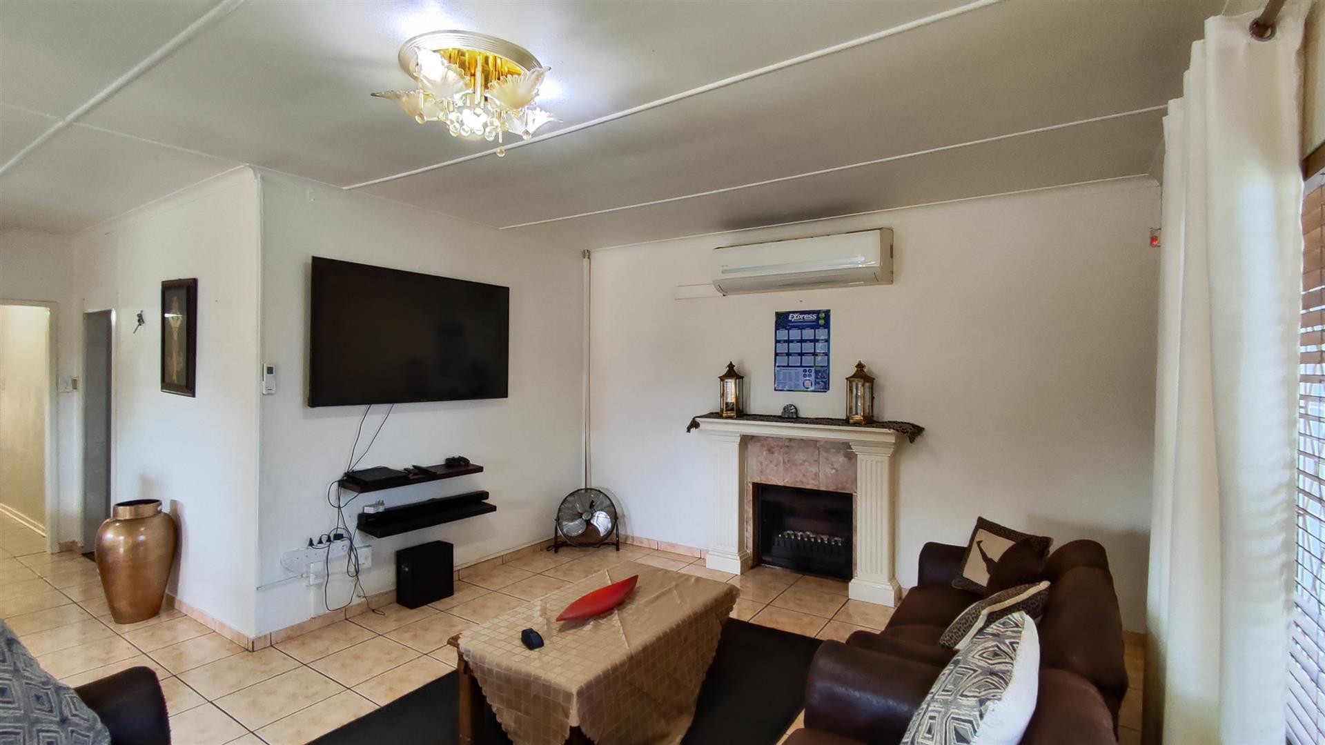 Lounges - 26 square meters of property in Klopperpark