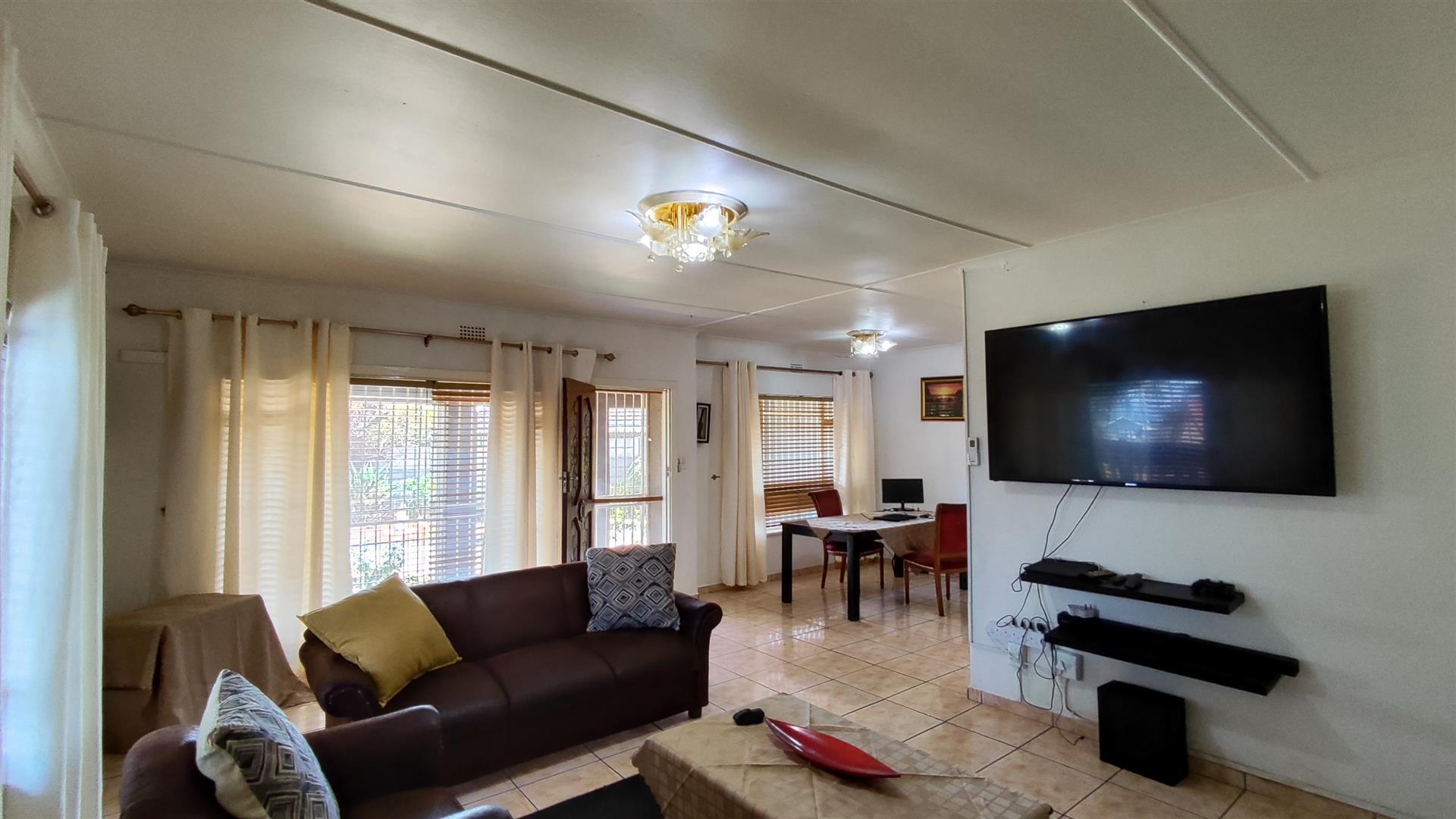 Lounges - 26 square meters of property in Klopperpark