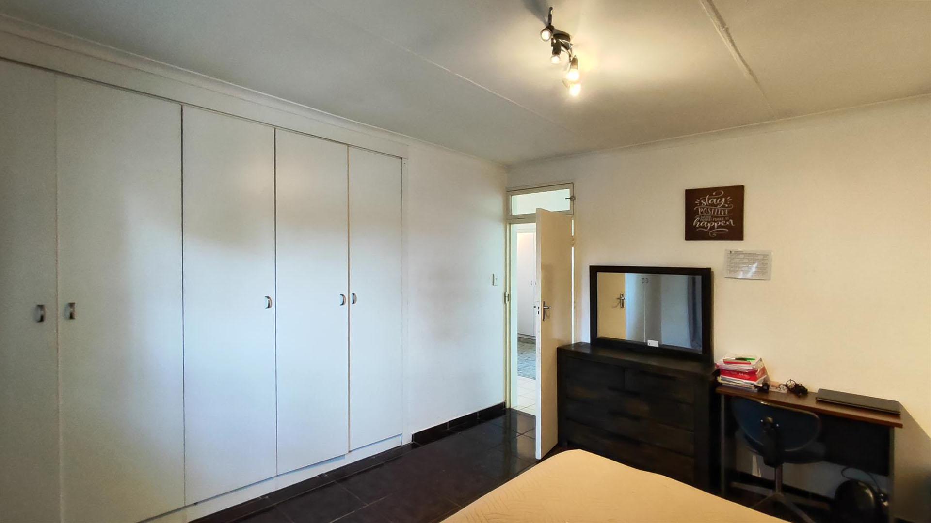 Bed Room 1 - 19 square meters of property in Klopperpark