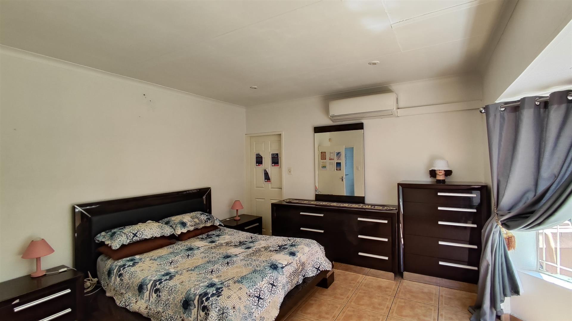 Main Bedroom - 25 square meters of property in Klopperpark