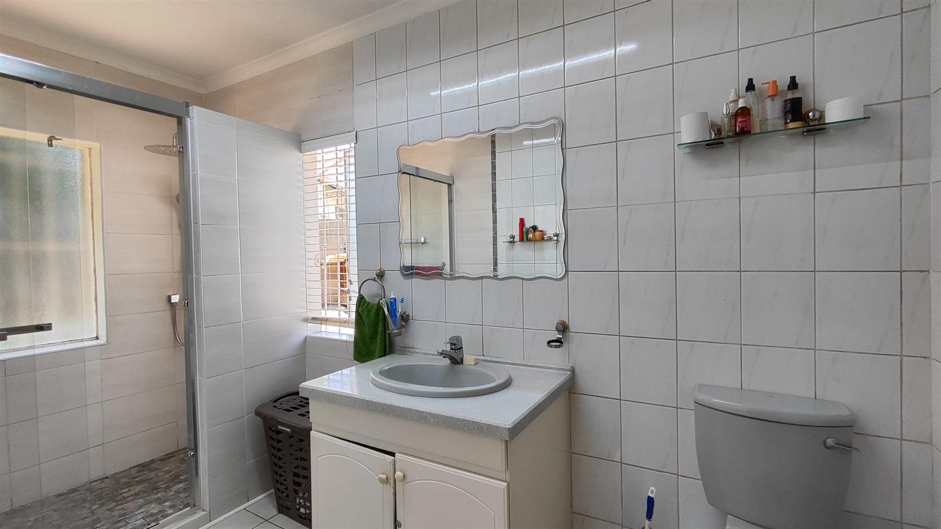 Main Bathroom - 10 square meters of property in Klopperpark