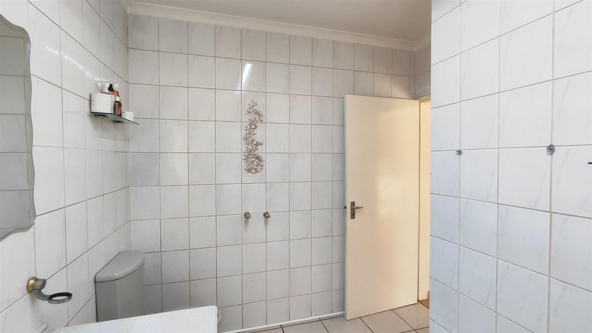 Main Bathroom - 10 square meters of property in Klopperpark