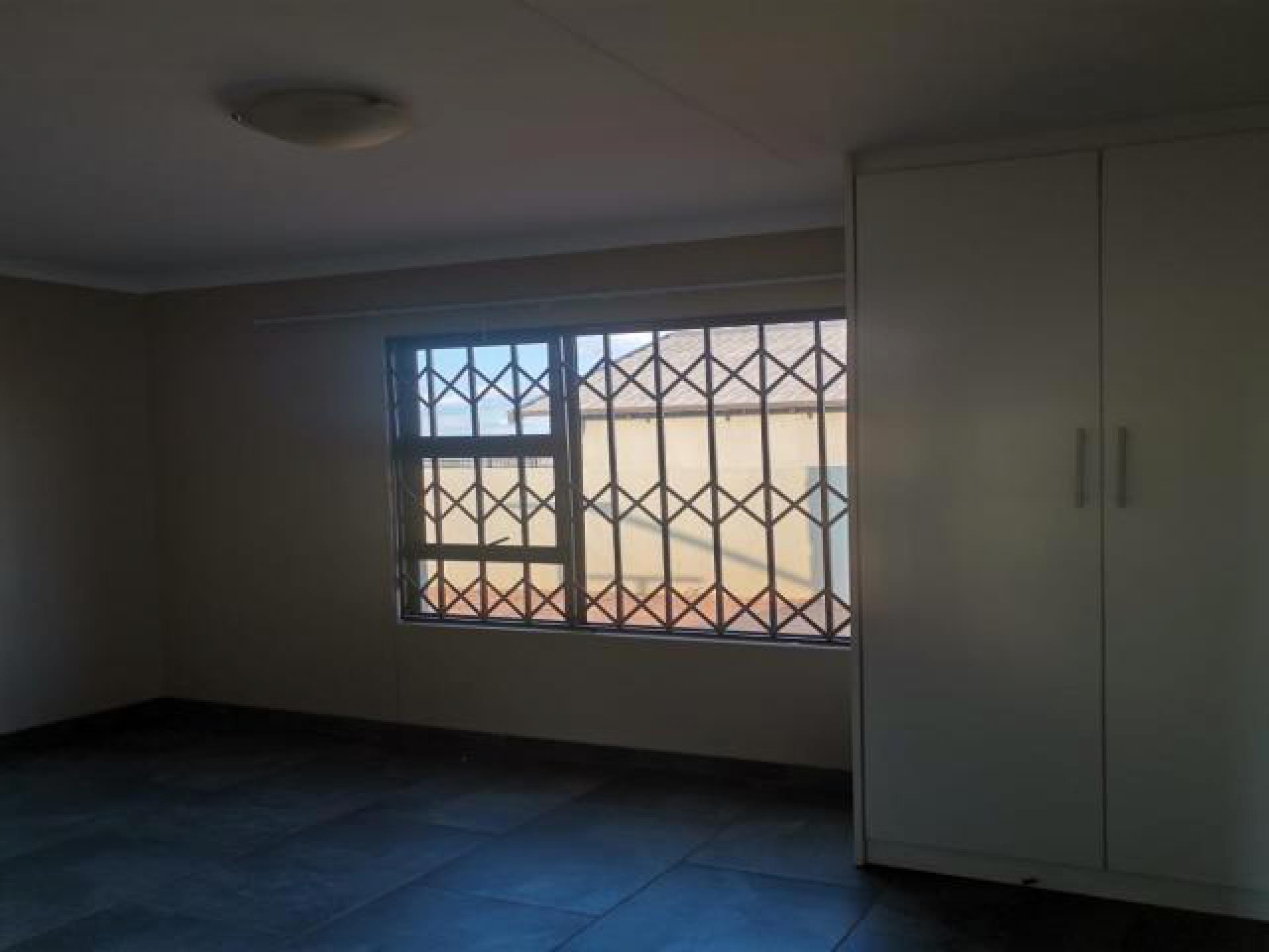 Main Bedroom - 12 square meters of property in Toekomsrus