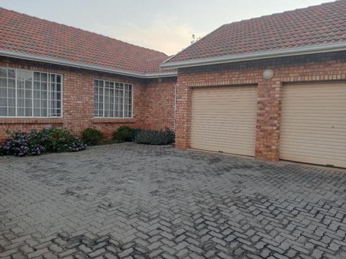 2 Bedroom Simplex for Sale For Sale in Rooihuiskraal North - MR620958