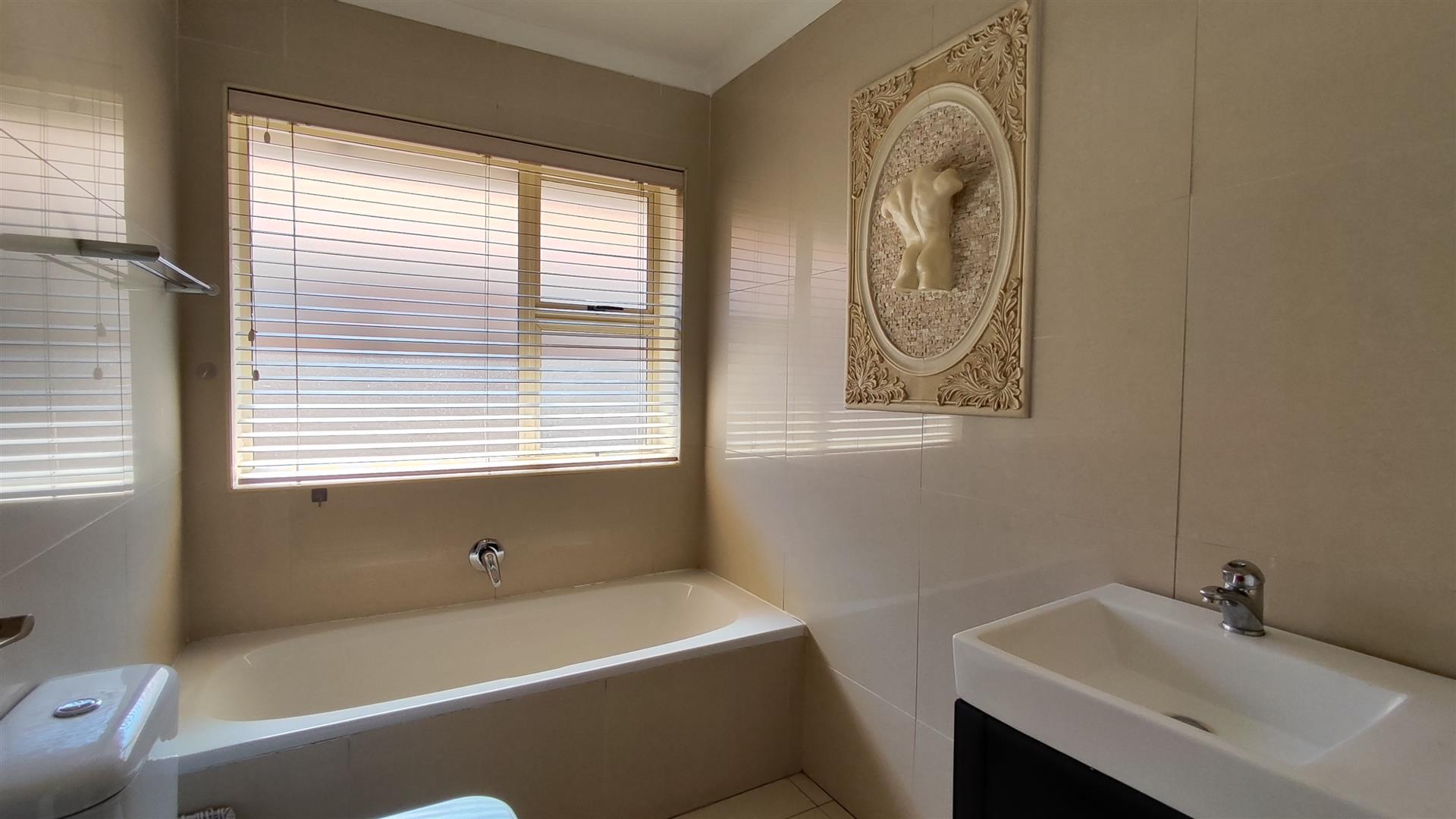 Bathroom 2 - 7 square meters of property in Bonaero Park