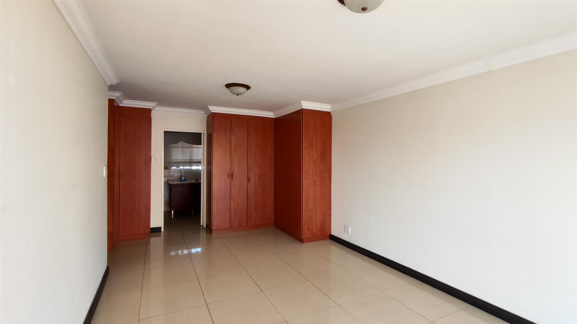 Main Bedroom - 26 square meters of property in Bonaero Park