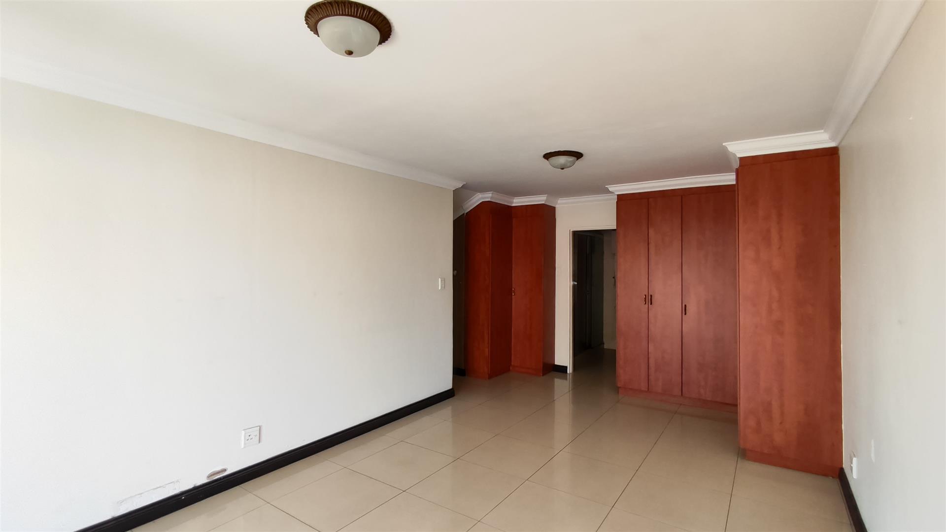 Main Bedroom - 26 square meters of property in Bonaero Park