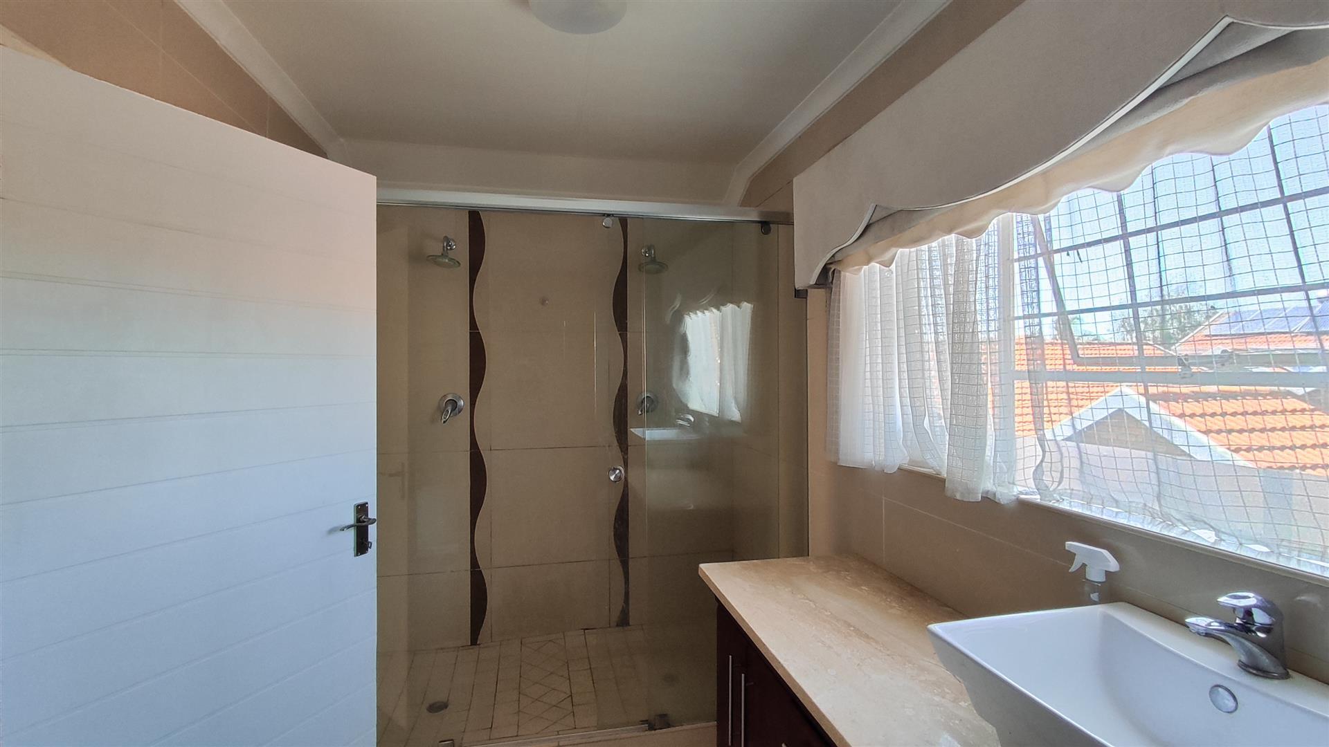 Main Bathroom - 10 square meters of property in Bonaero Park