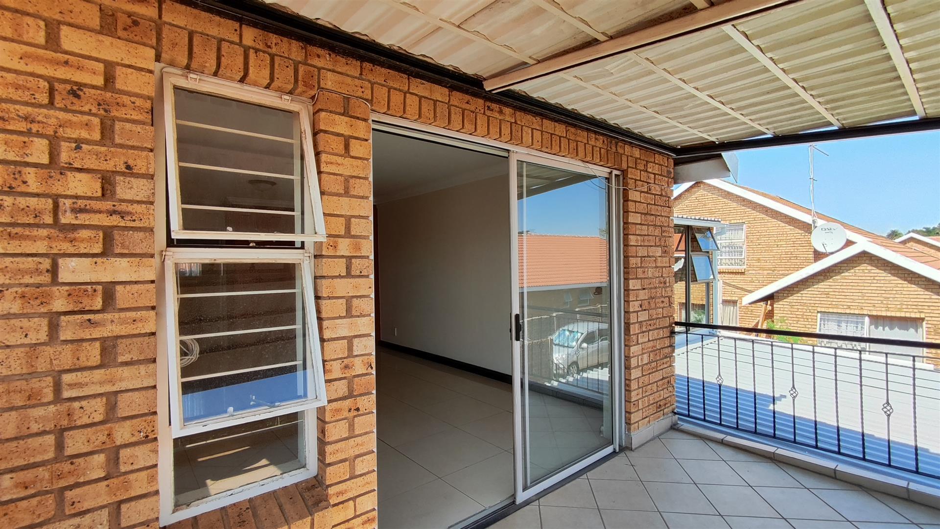 Balcony - 11 square meters of property in Bonaero Park