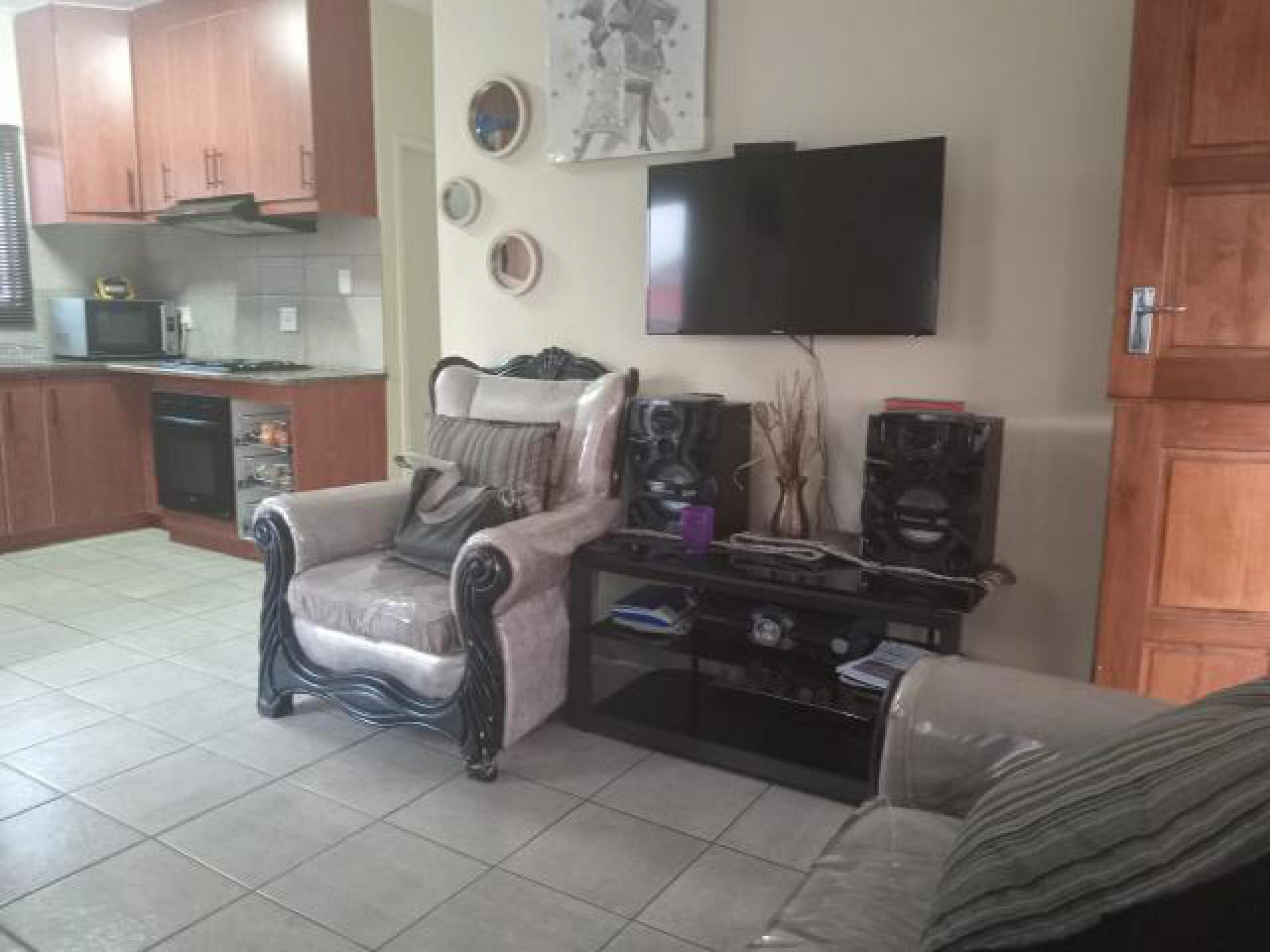 Lounges of property in Freedom Park