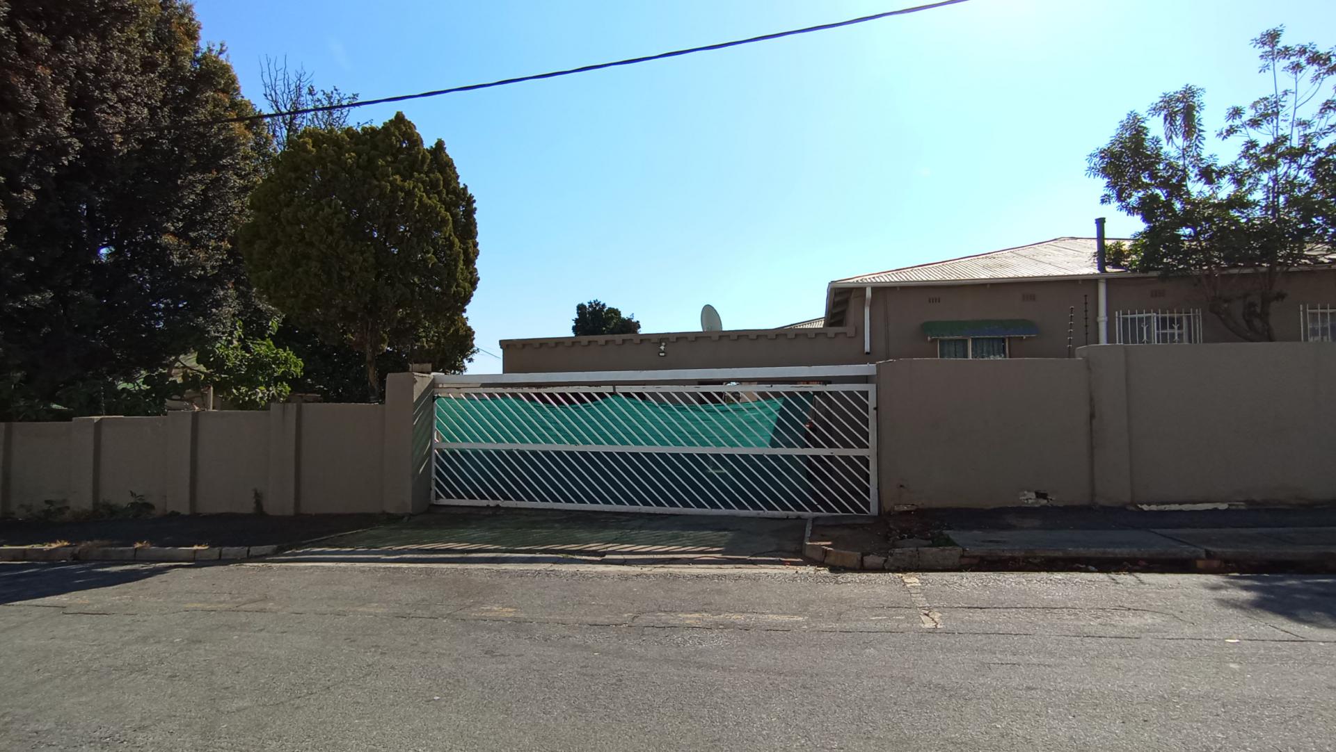 Front View of property in Orange Grove