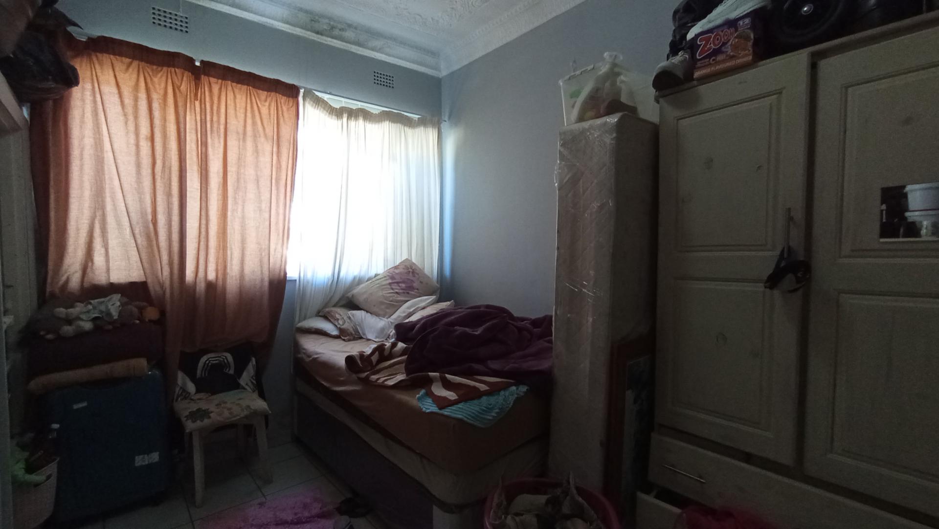 Bed Room 1 - 13 square meters of property in Orange Grove