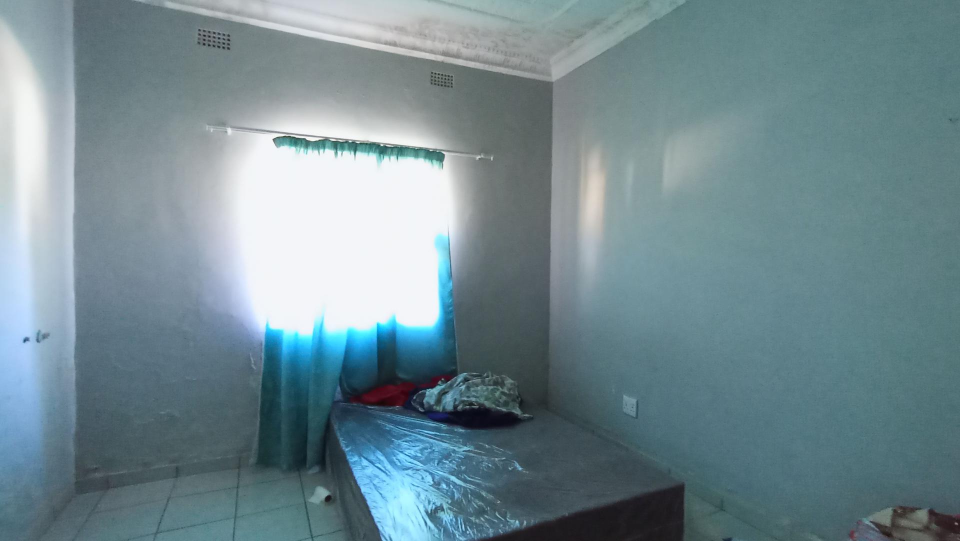 Bed Room 2 - 16 square meters of property in Orange Grove