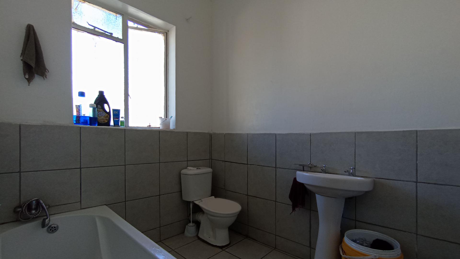 Bathroom 1 - 7 square meters of property in Orange Grove