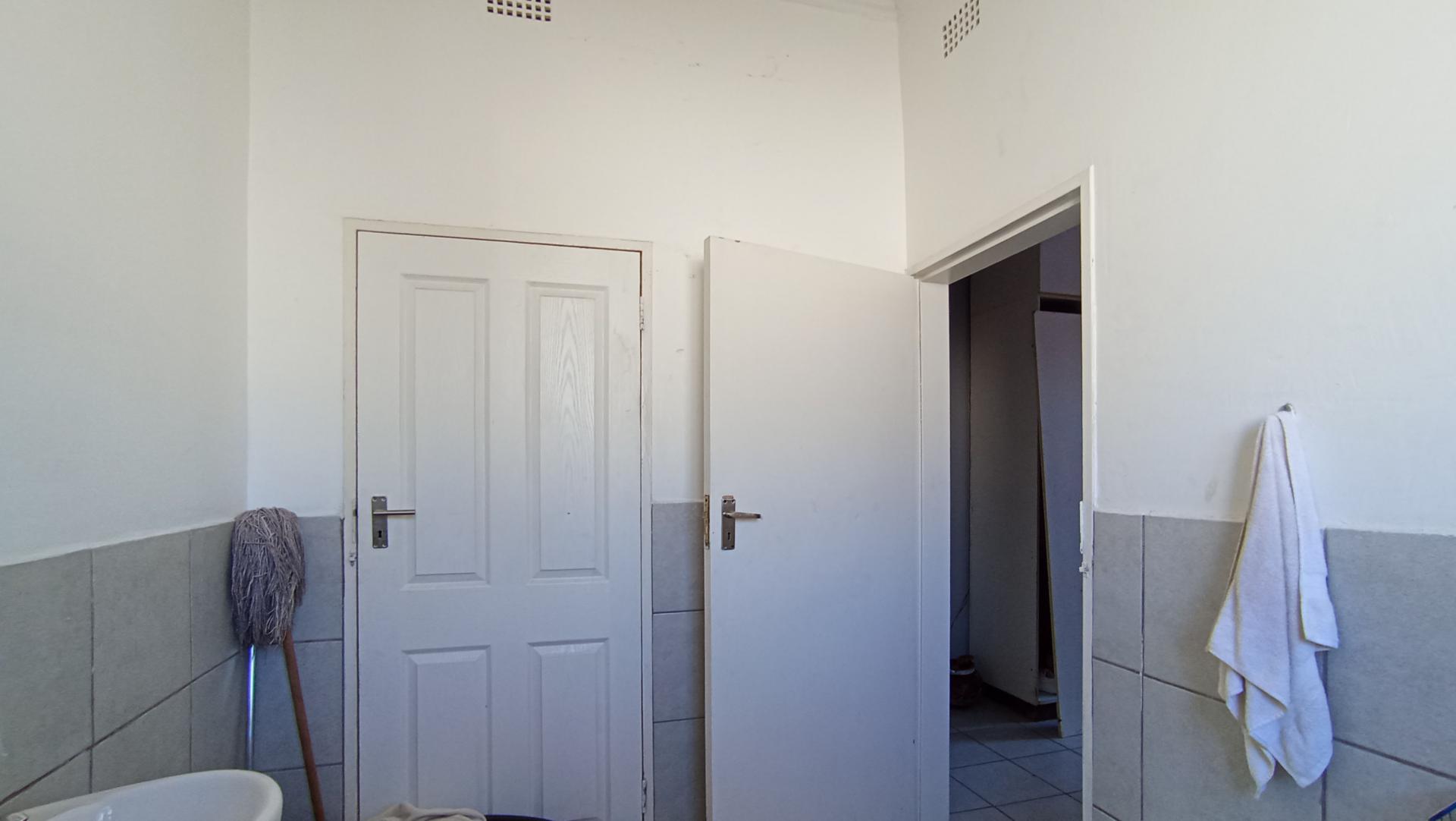 Bathroom 1 - 7 square meters of property in Orange Grove