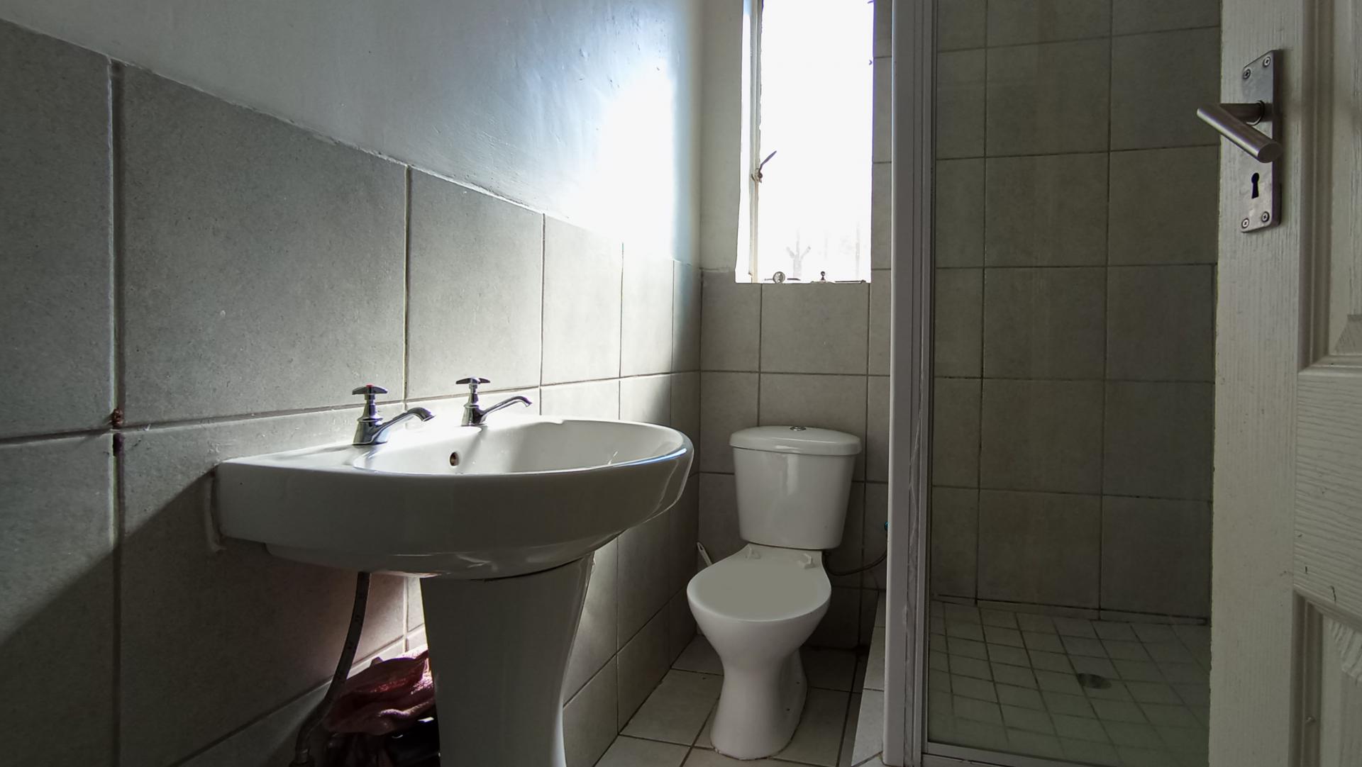 Bathroom 2 - 4 square meters of property in Orange Grove