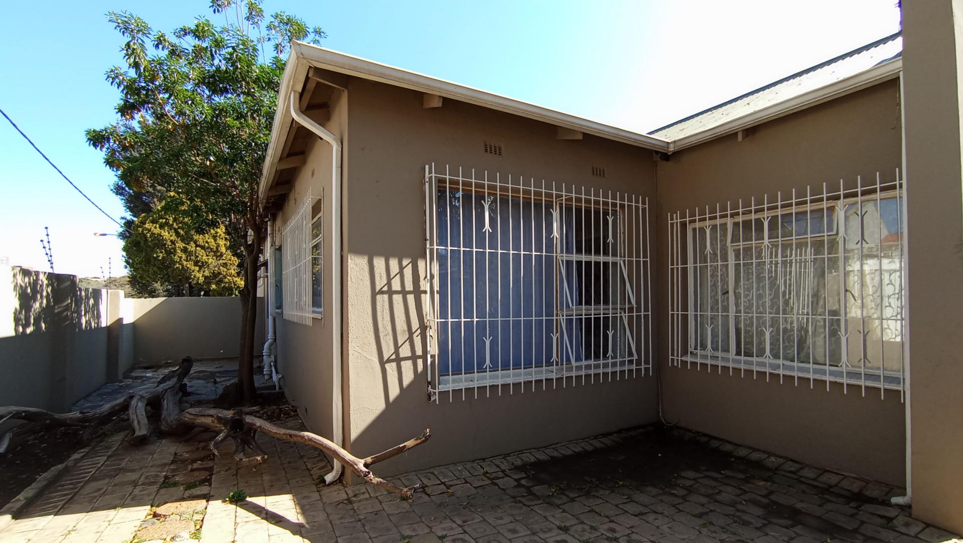 Front View of property in Orange Grove