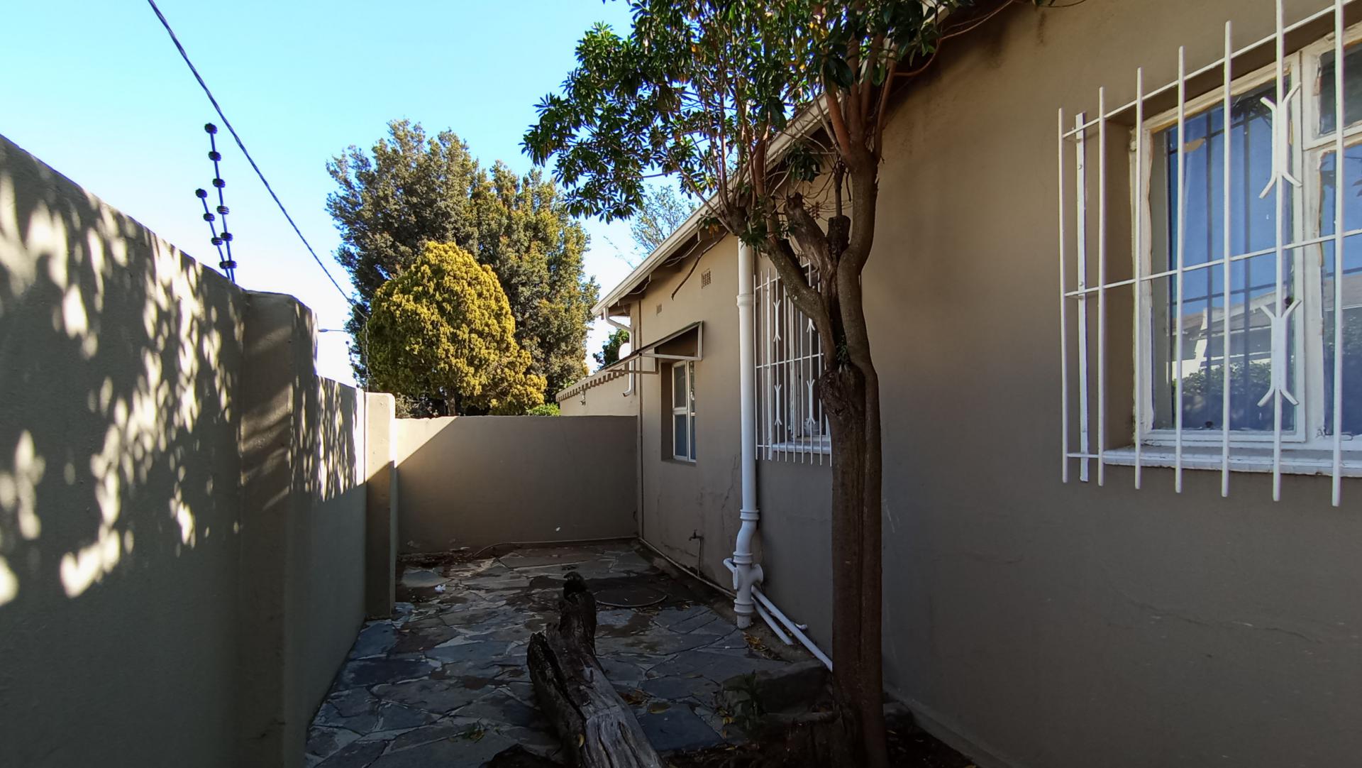 Front View of property in Orange Grove