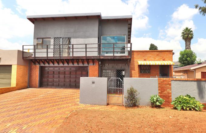 4 Bedroom House for Sale For Sale in Lenasia - MR621099