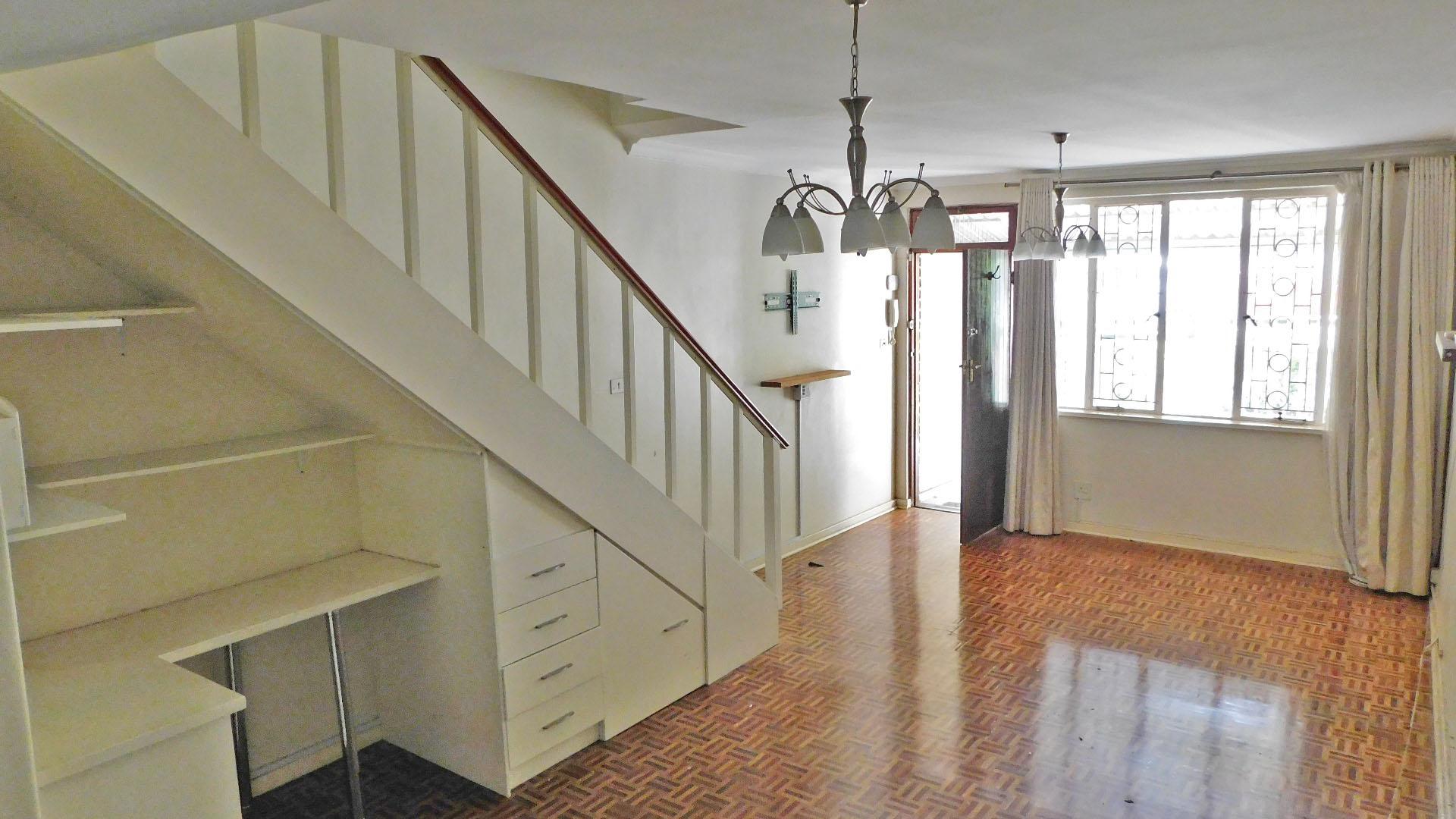 Lounges - 15 square meters of property in Musgrave