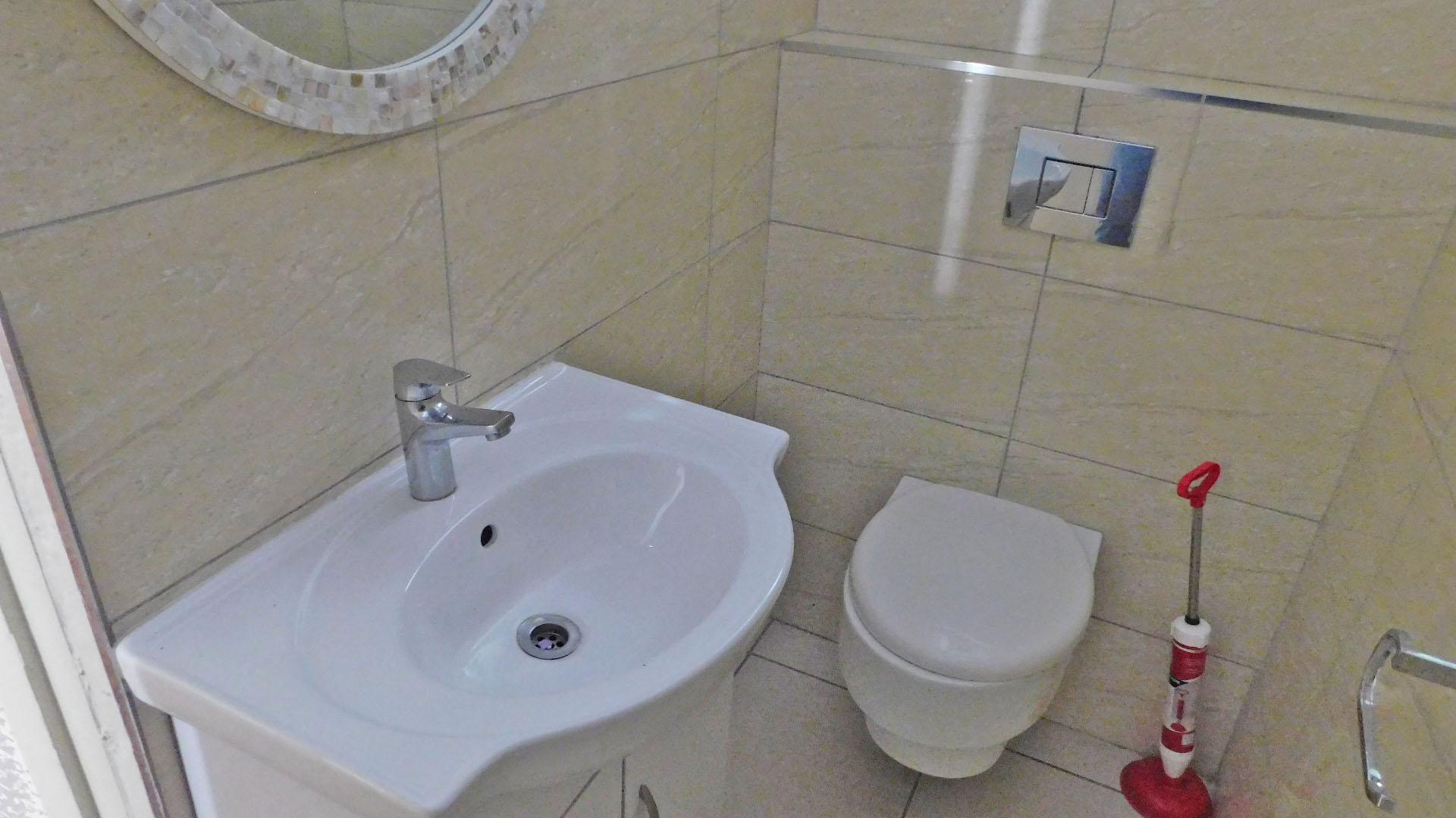 Guest Toilet - 3 square meters of property in Musgrave